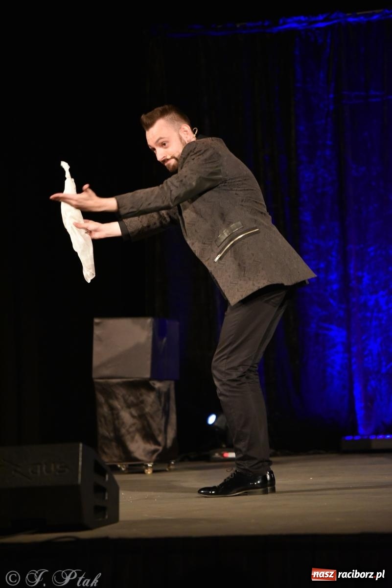 Zdjęcie w galerii na portalu naszraciborz.pl: Adrian Mitoraj wypełnił Strzechę. Raciborzanie skosztowali iluzji wiadomości z regionu