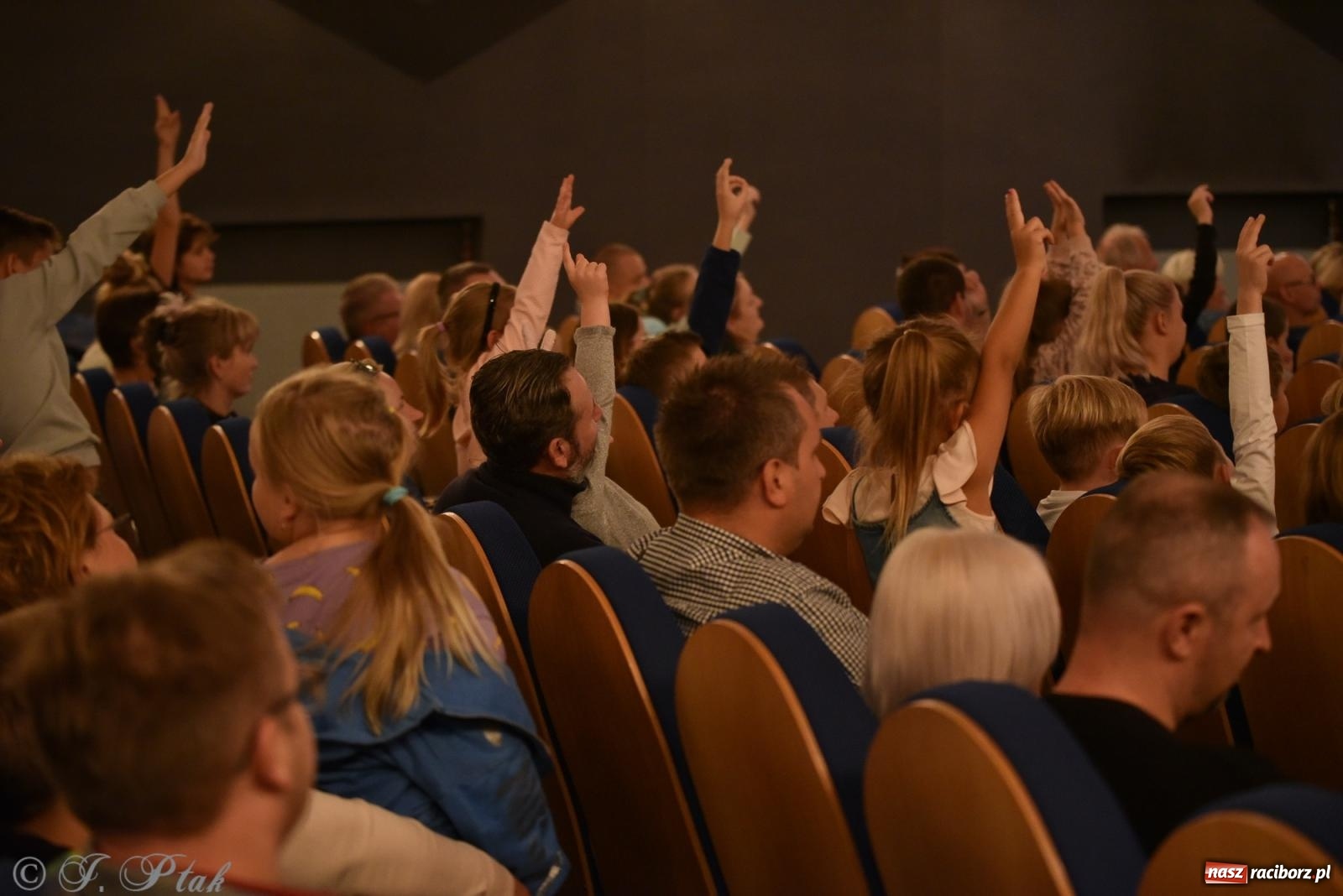 Zdjęcie w galerii na portalu naszraciborz.pl: Adrian Mitoraj wypełnił Strzechę. Raciborzanie skosztowali iluzji wiadomości z regionu