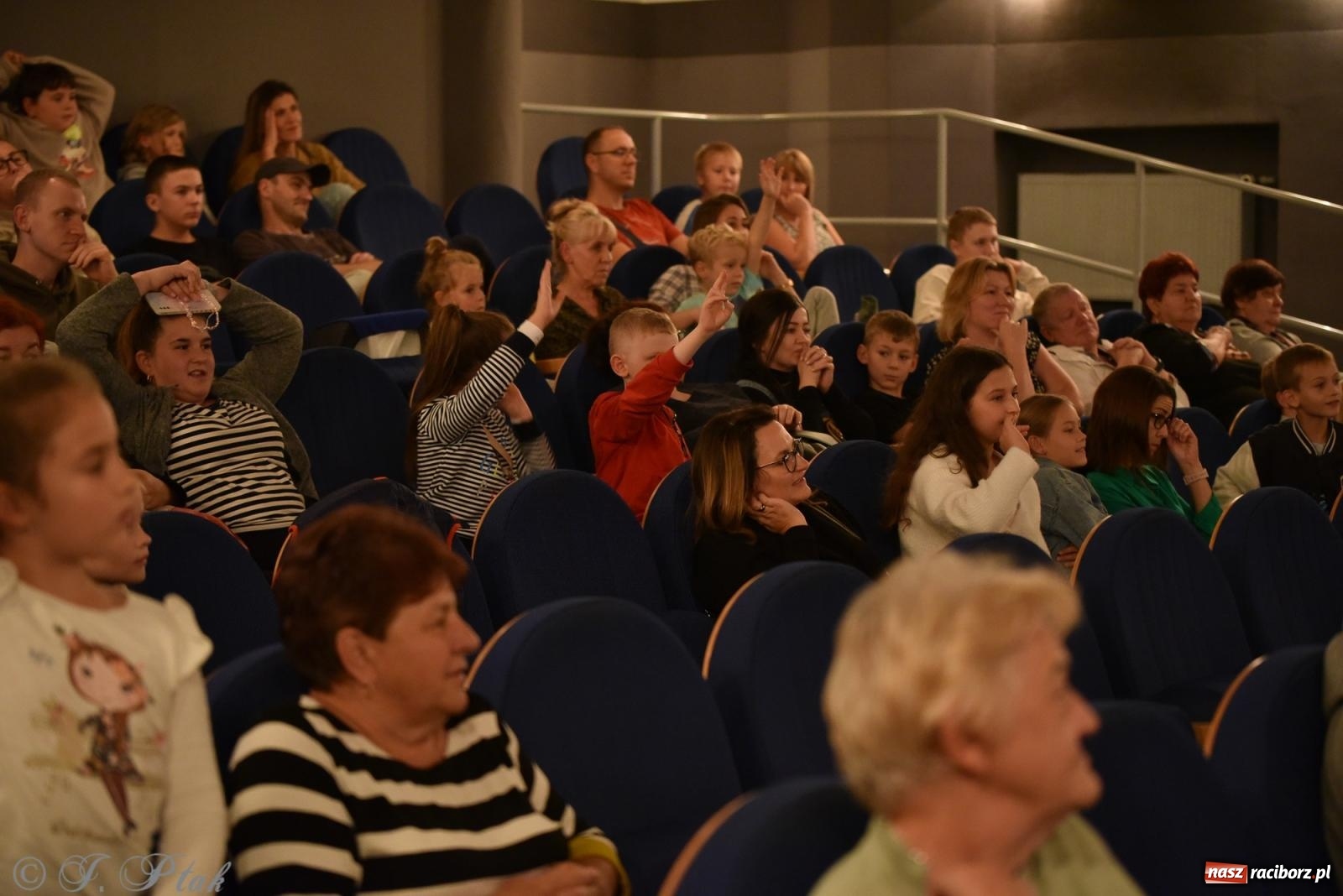 Zdjęcie w galerii na portalu naszraciborz.pl: Adrian Mitoraj wypełnił Strzechę. Raciborzanie skosztowali iluzji wiadomości z regionu