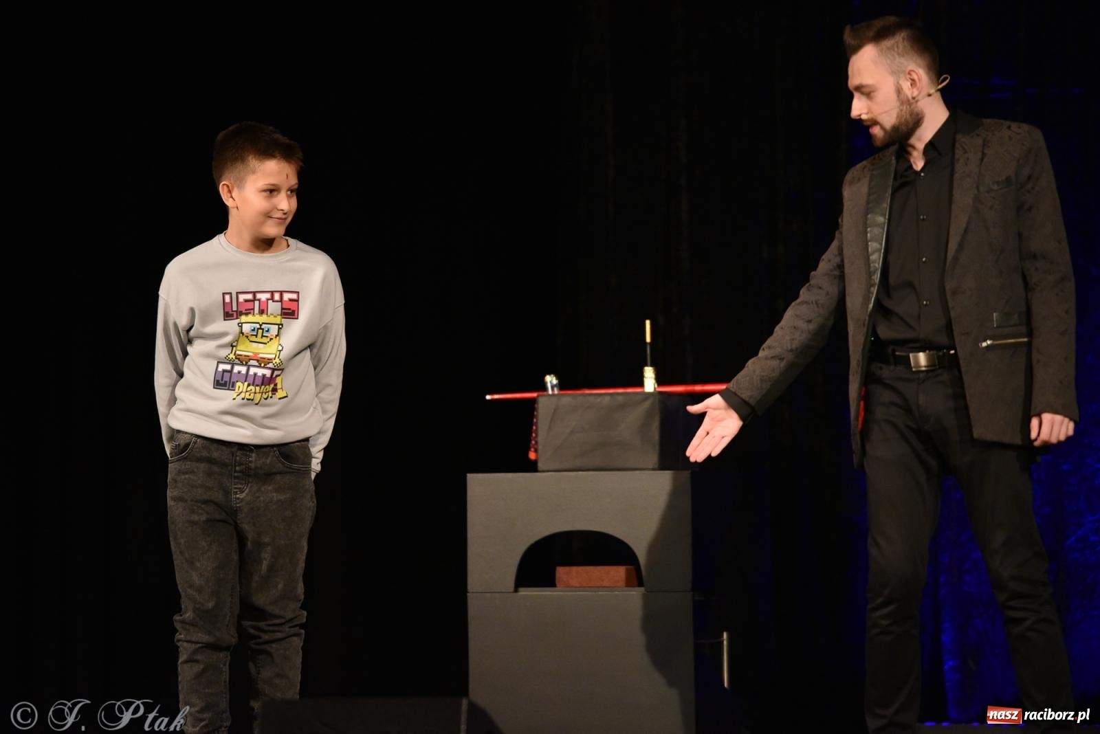 Zdjęcie w galerii na portalu naszraciborz.pl: Adrian Mitoraj wypełnił Strzechę. Raciborzanie skosztowali iluzji wiadomości z regionu