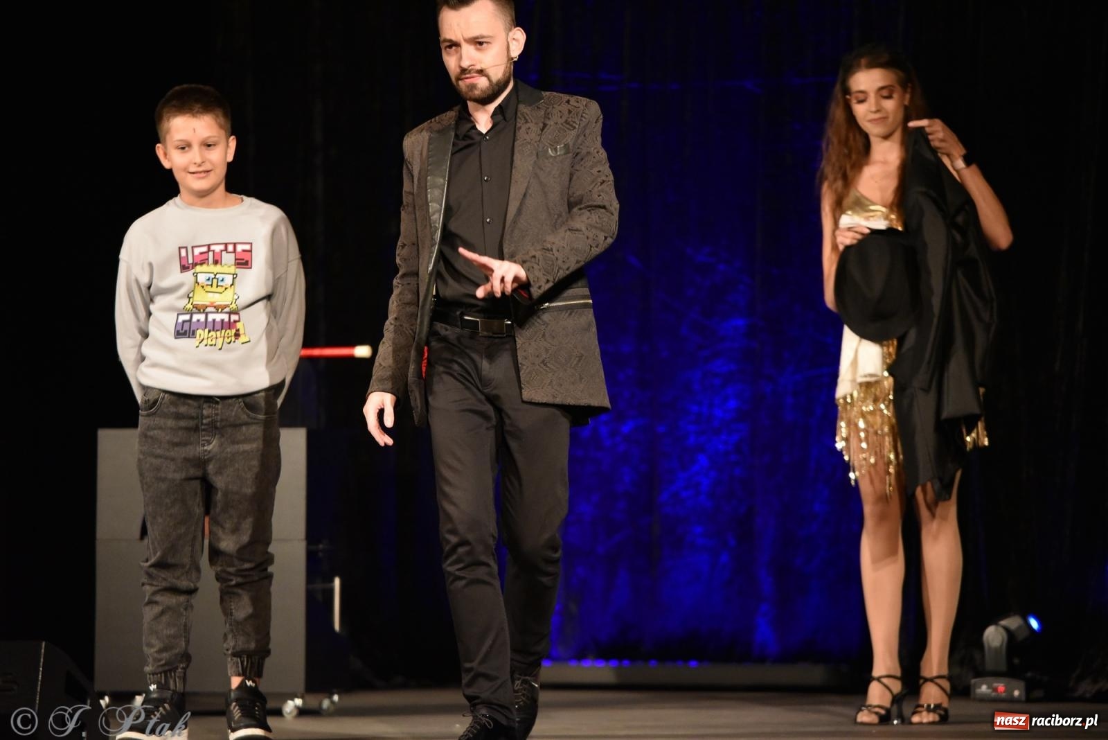 Zdjęcie w galerii na portalu naszraciborz.pl: Adrian Mitoraj wypełnił Strzechę. Raciborzanie skosztowali iluzji wiadomości z regionu