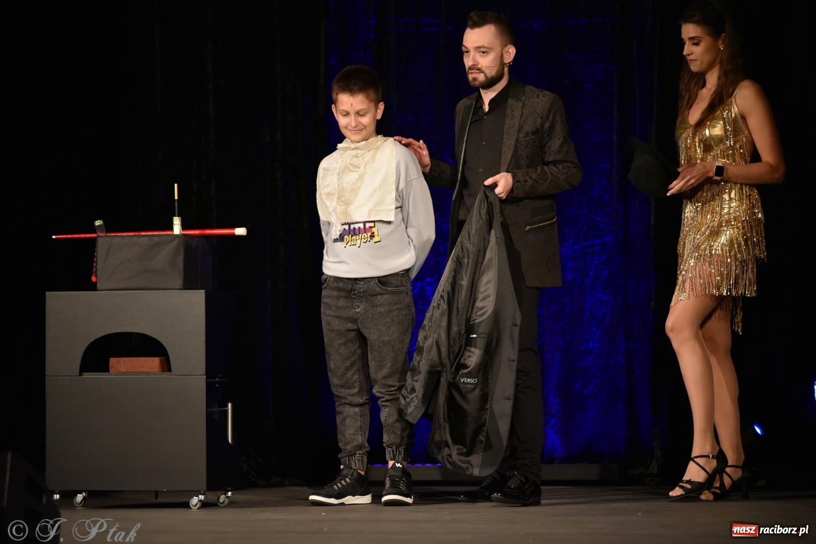 Zdjęcie w galerii na portalu naszraciborz.pl: Adrian Mitoraj wypełnił Strzechę. Raciborzanie skosztowali iluzji wiadomości z regionu