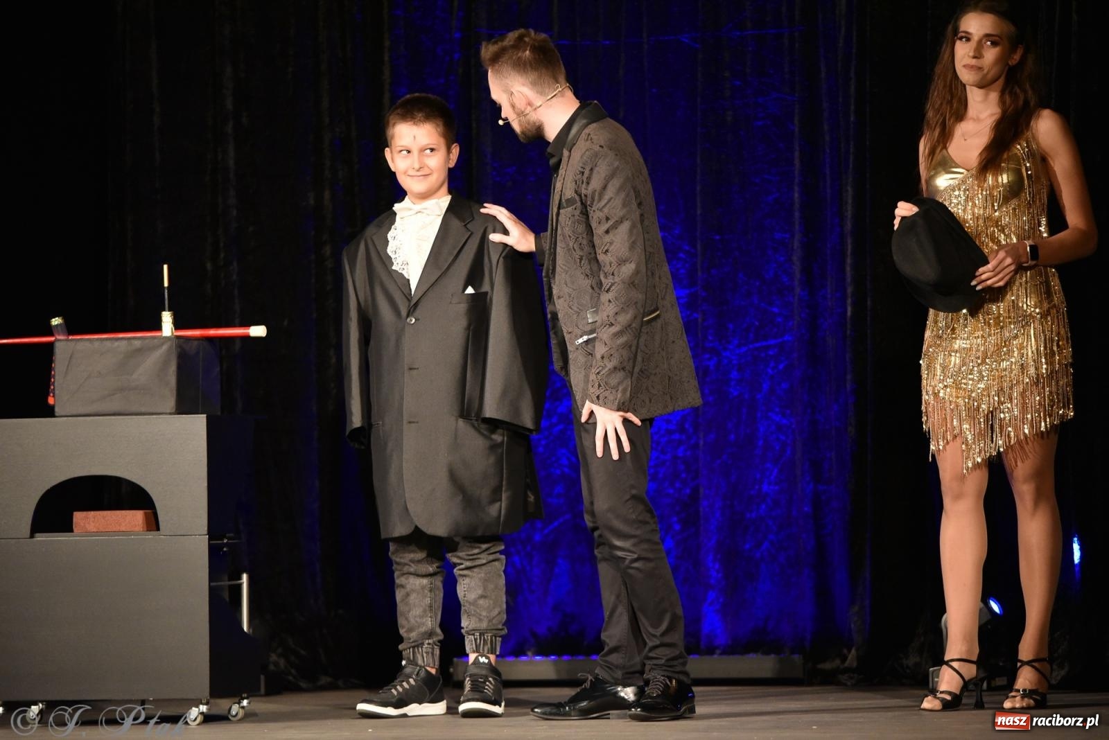 Zdjęcie w galerii na portalu naszraciborz.pl: Adrian Mitoraj wypełnił Strzechę. Raciborzanie skosztowali iluzji wiadomości z regionu