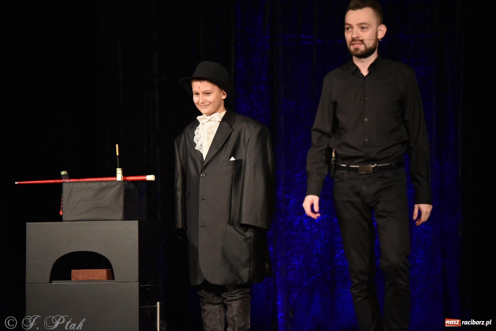 Zdjęcie w galerii na portalu naszraciborz.pl: Adrian Mitoraj wypełnił Strzechę. Raciborzanie skosztowali iluzji wiadomości z regionu