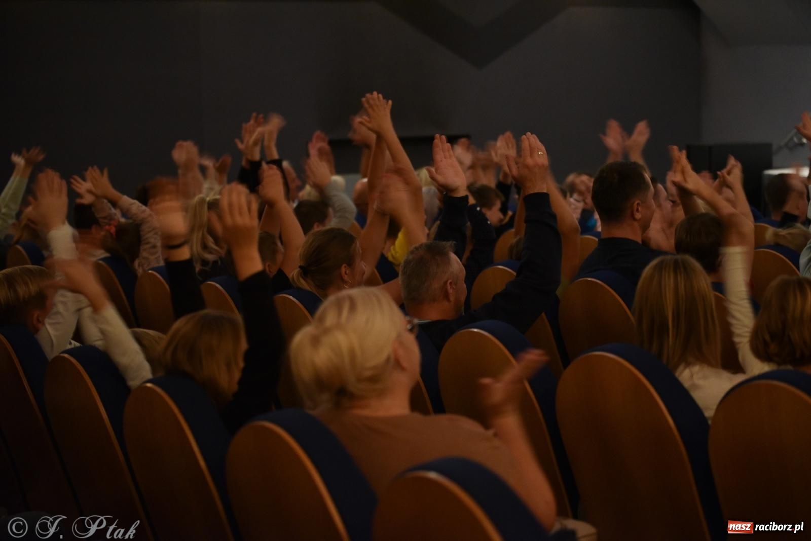 Zdjęcie w galerii na portalu naszraciborz.pl: Adrian Mitoraj wypełnił Strzechę. Raciborzanie skosztowali iluzji wiadomości z regionu