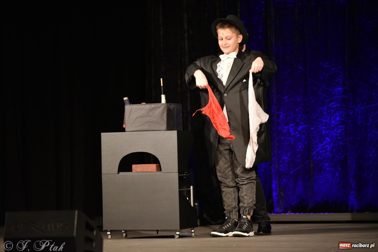 Zdjęcie w galerii na portalu naszraciborz.pl: Adrian Mitoraj wypełnił Strzechę. Raciborzanie skosztowali iluzji wiadomości z regionu