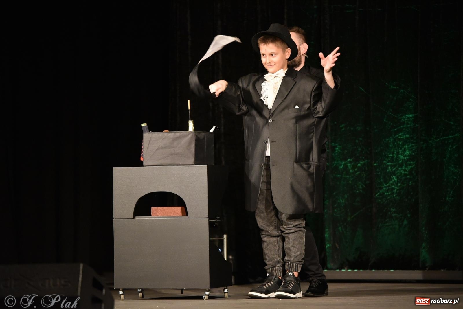 Zdjęcie w galerii na portalu naszraciborz.pl: Adrian Mitoraj wypełnił Strzechę. Raciborzanie skosztowali iluzji wiadomości z regionu