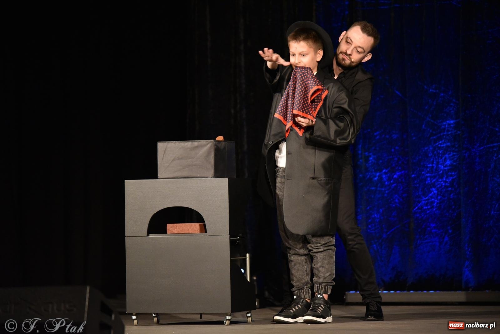 Zdjęcie w galerii na portalu naszraciborz.pl: Adrian Mitoraj wypełnił Strzechę. Raciborzanie skosztowali iluzji wiadomości z regionu