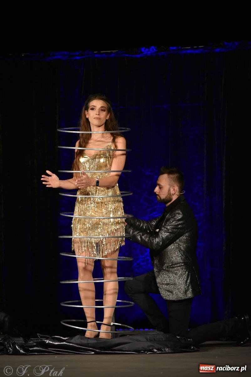 Zdjęcie w galerii na portalu naszraciborz.pl: Adrian Mitoraj wypełnił Strzechę. Raciborzanie skosztowali iluzji wiadomości z regionu