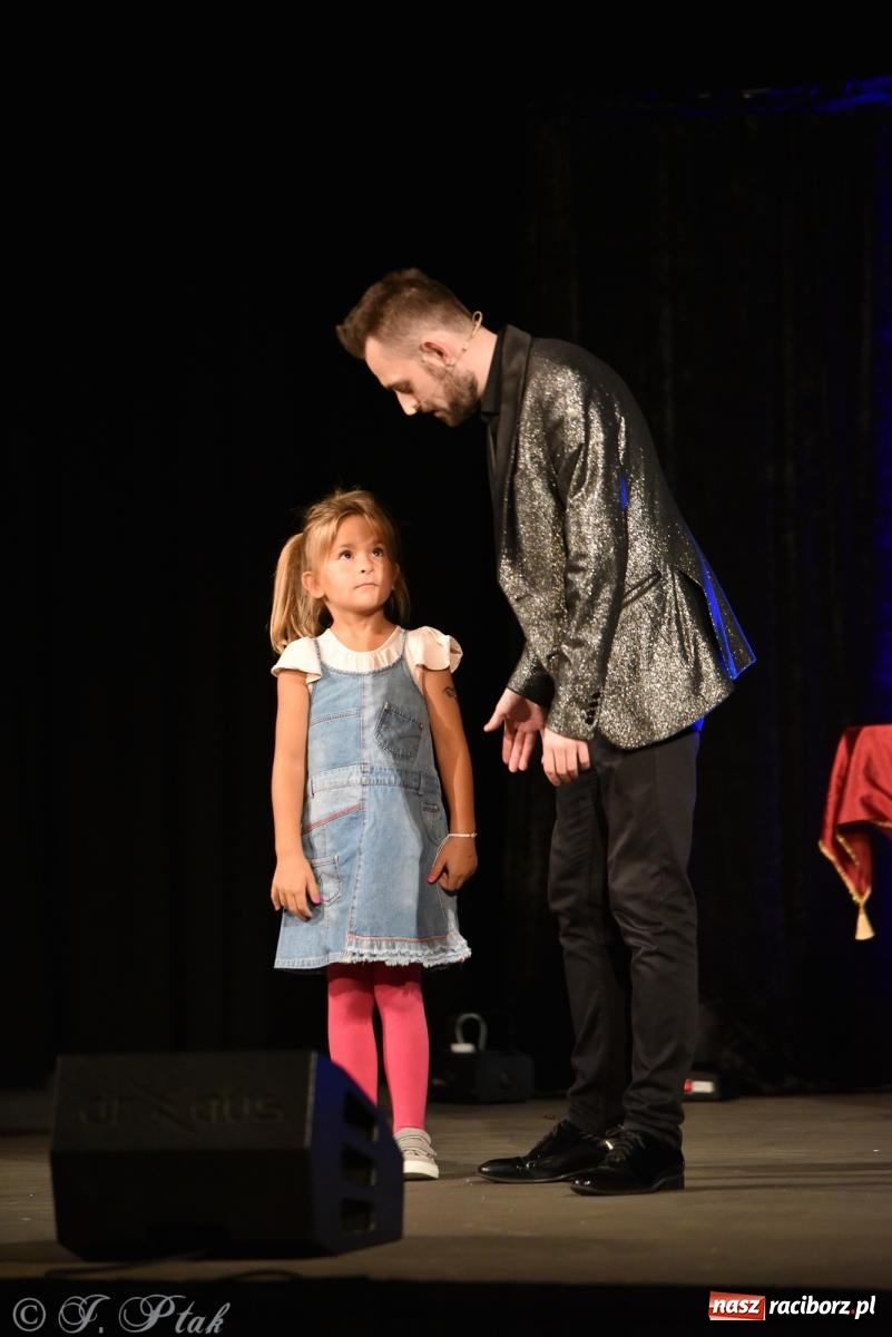 Zdjęcie w galerii na portalu naszraciborz.pl: Adrian Mitoraj wypełnił Strzechę. Raciborzanie skosztowali iluzji wiadomości z regionu