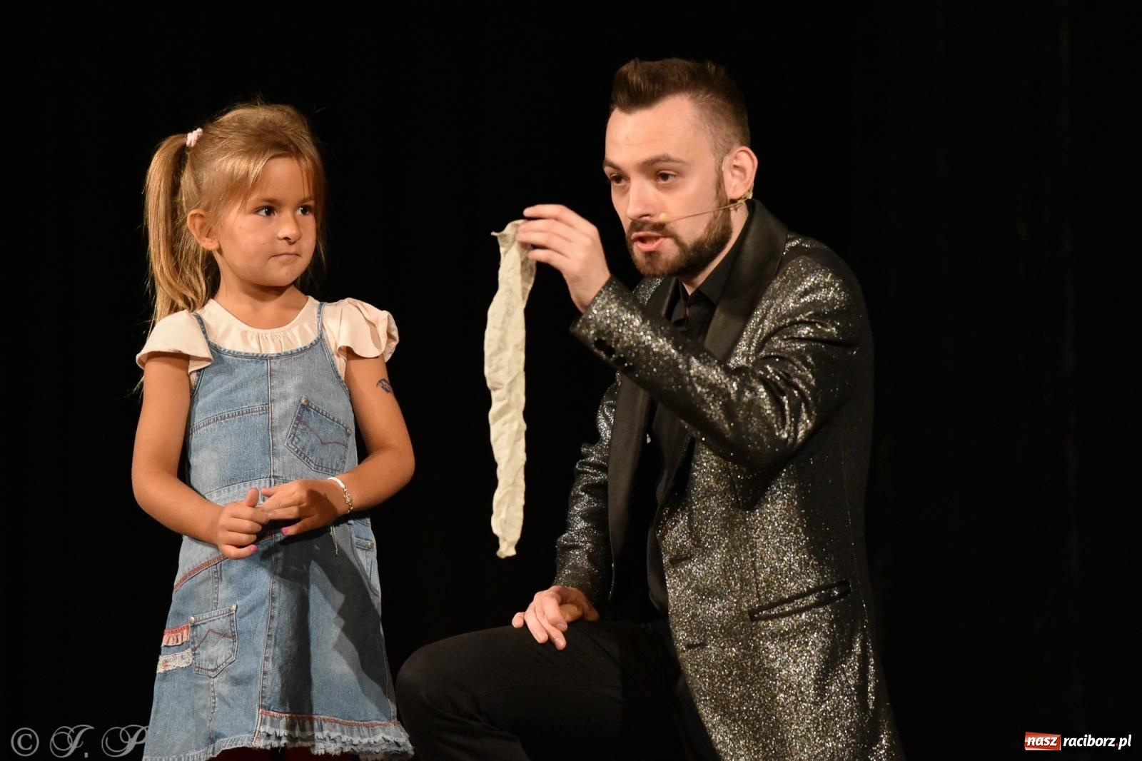 Zdjęcie w galerii na portalu naszraciborz.pl: Adrian Mitoraj wypełnił Strzechę. Raciborzanie skosztowali iluzji wiadomości z regionu