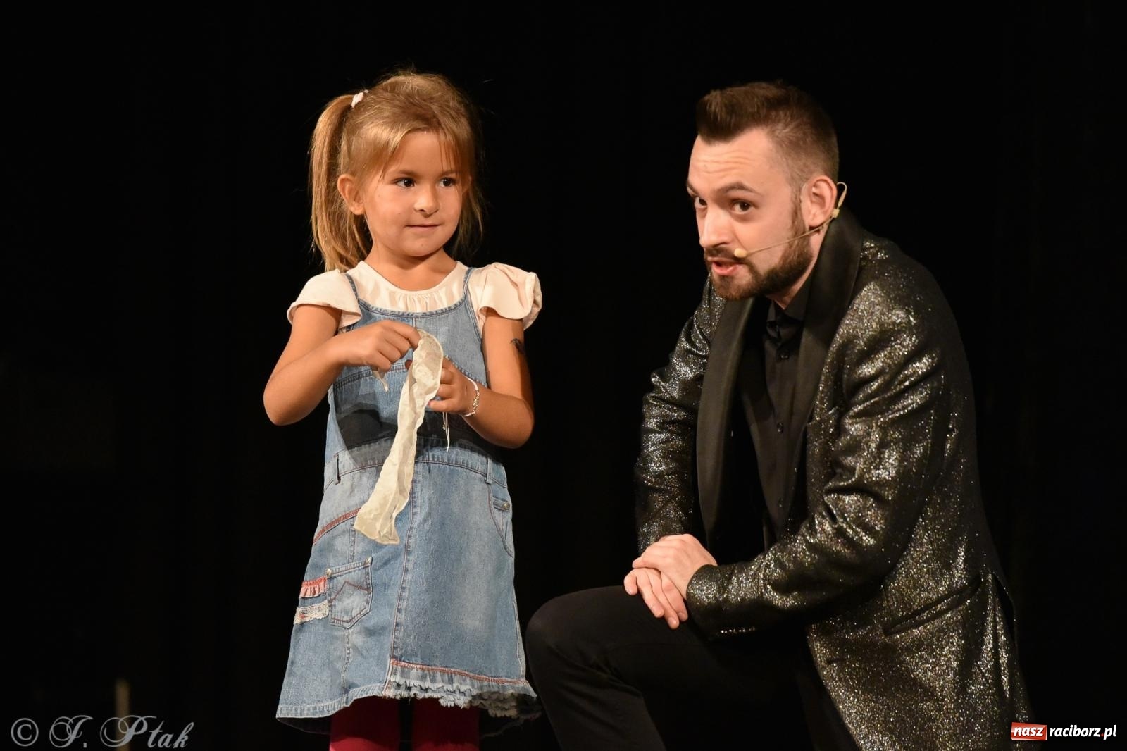 Zdjęcie w galerii na portalu naszraciborz.pl: Adrian Mitoraj wypełnił Strzechę. Raciborzanie skosztowali iluzji wiadomości z regionu