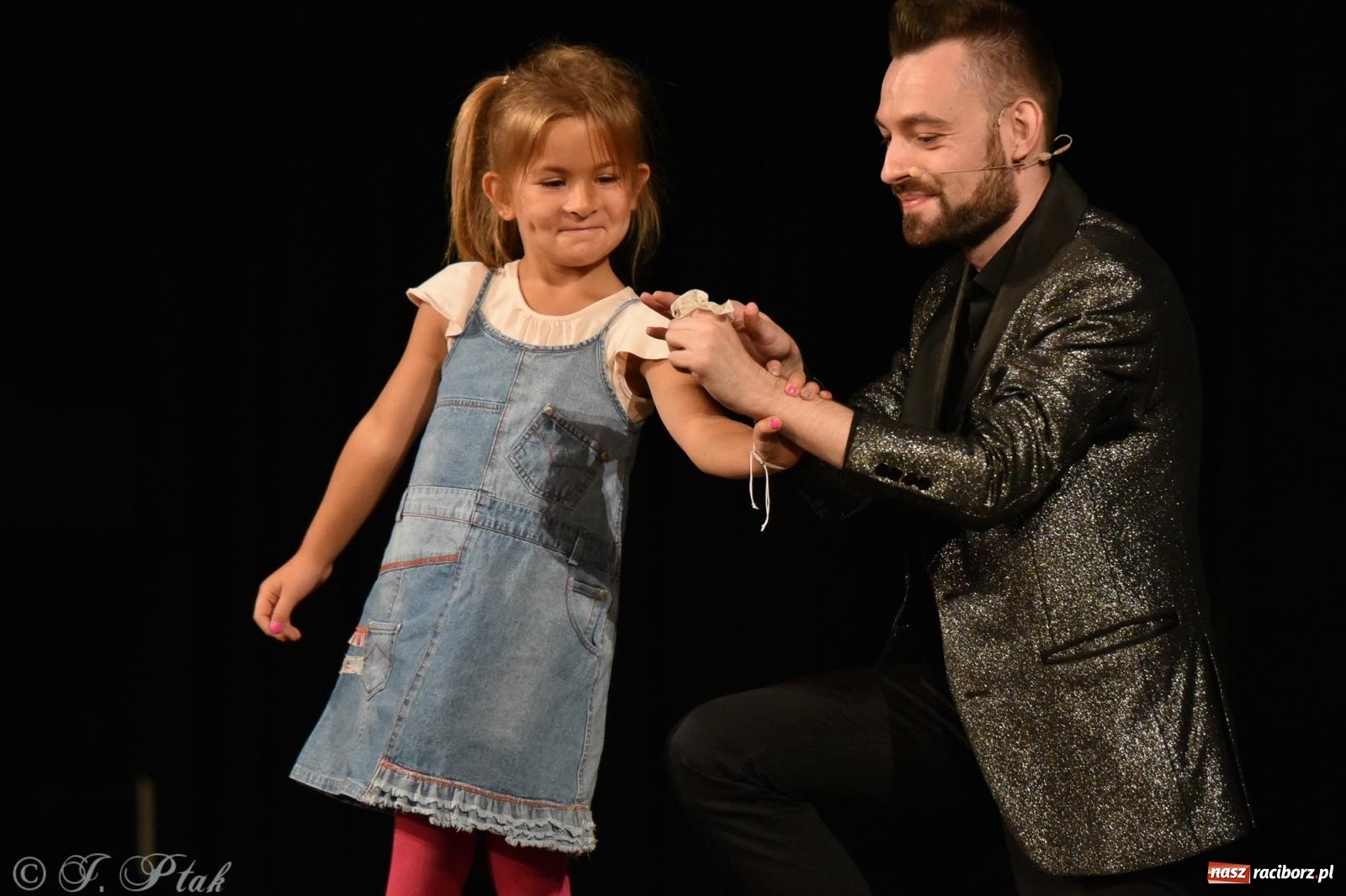 Zdjęcie w galerii na portalu naszraciborz.pl: Adrian Mitoraj wypełnił Strzechę. Raciborzanie skosztowali iluzji wiadomości z regionu