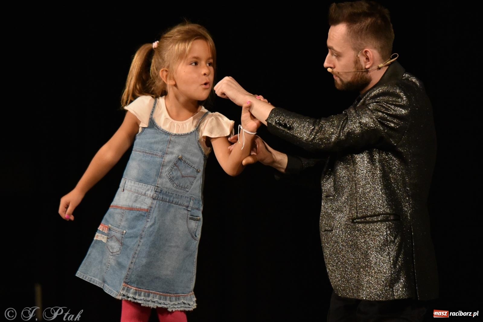 Zdjęcie w galerii na portalu naszraciborz.pl: Adrian Mitoraj wypełnił Strzechę. Raciborzanie skosztowali iluzji wiadomości z regionu