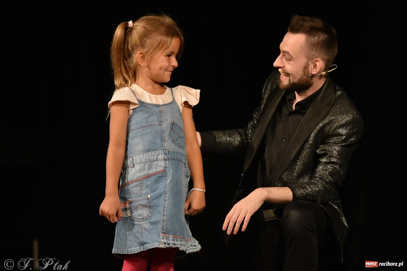 Zdjęcie w galerii na portalu naszraciborz.pl: Adrian Mitoraj wypełnił Strzechę. Raciborzanie skosztowali iluzji wiadomości z regionu