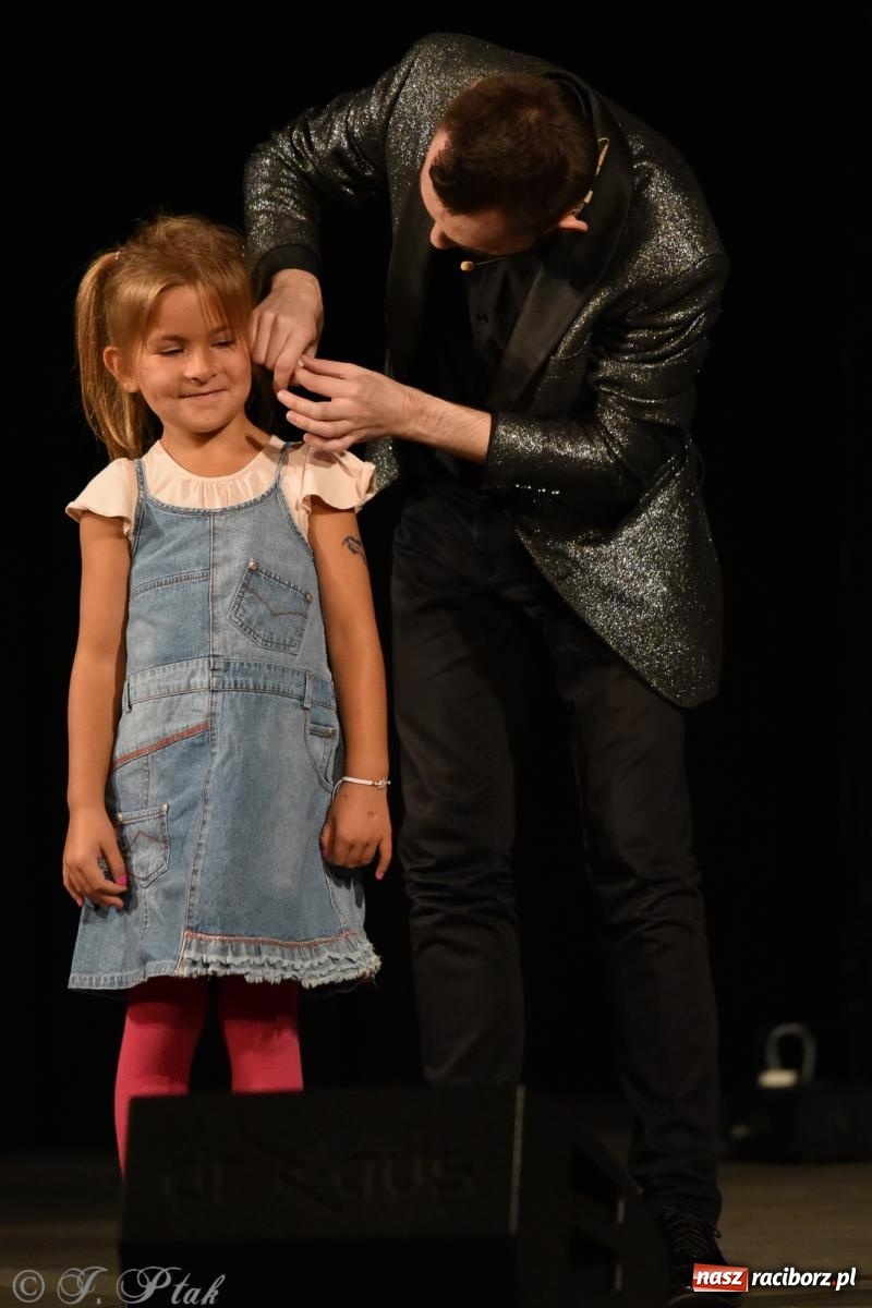 Zdjęcie w galerii na portalu naszraciborz.pl: Adrian Mitoraj wypełnił Strzechę. Raciborzanie skosztowali iluzji wiadomości z regionu