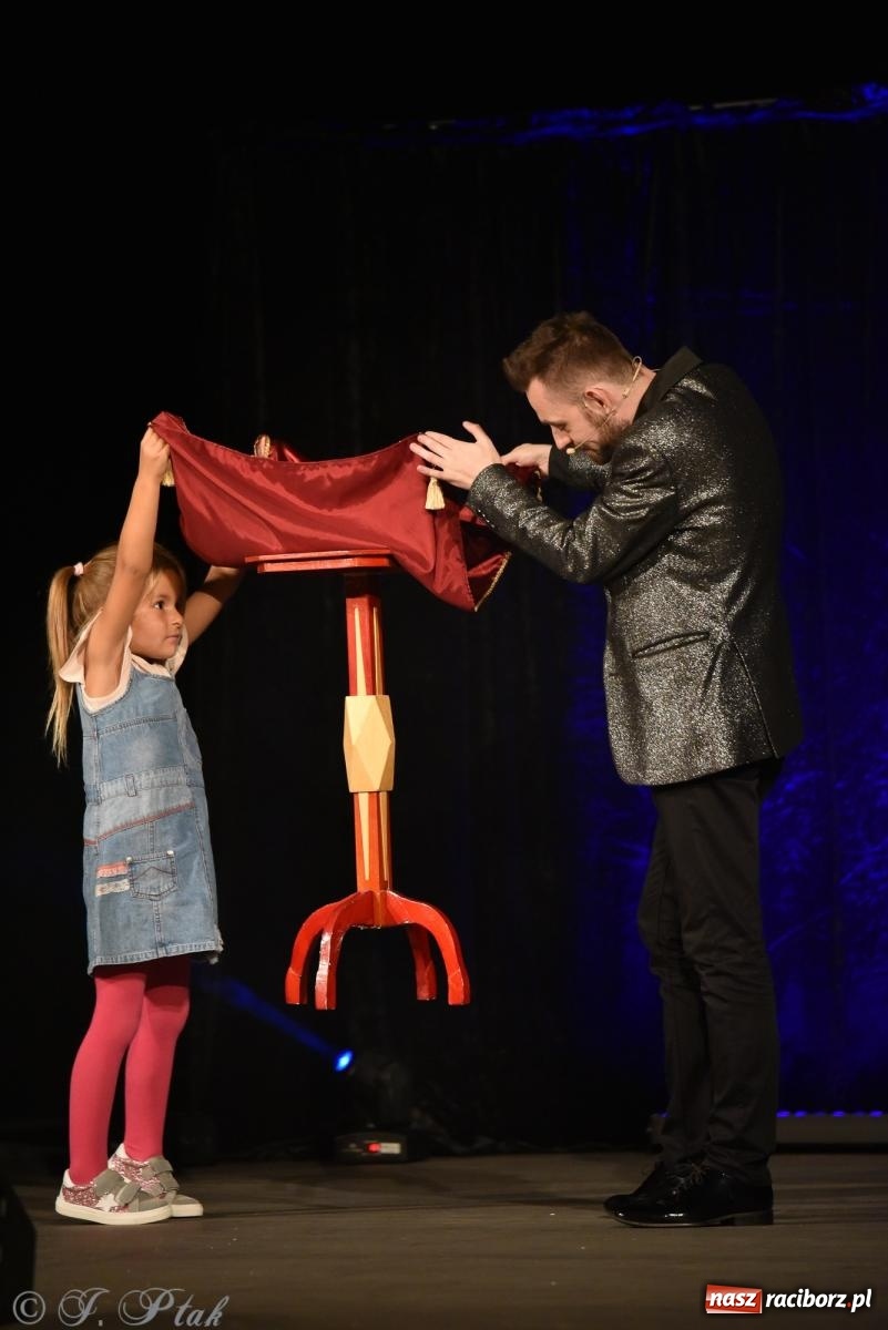 Zdjęcie w galerii na portalu naszraciborz.pl: Adrian Mitoraj wypełnił Strzechę. Raciborzanie skosztowali iluzji wiadomości z regionu