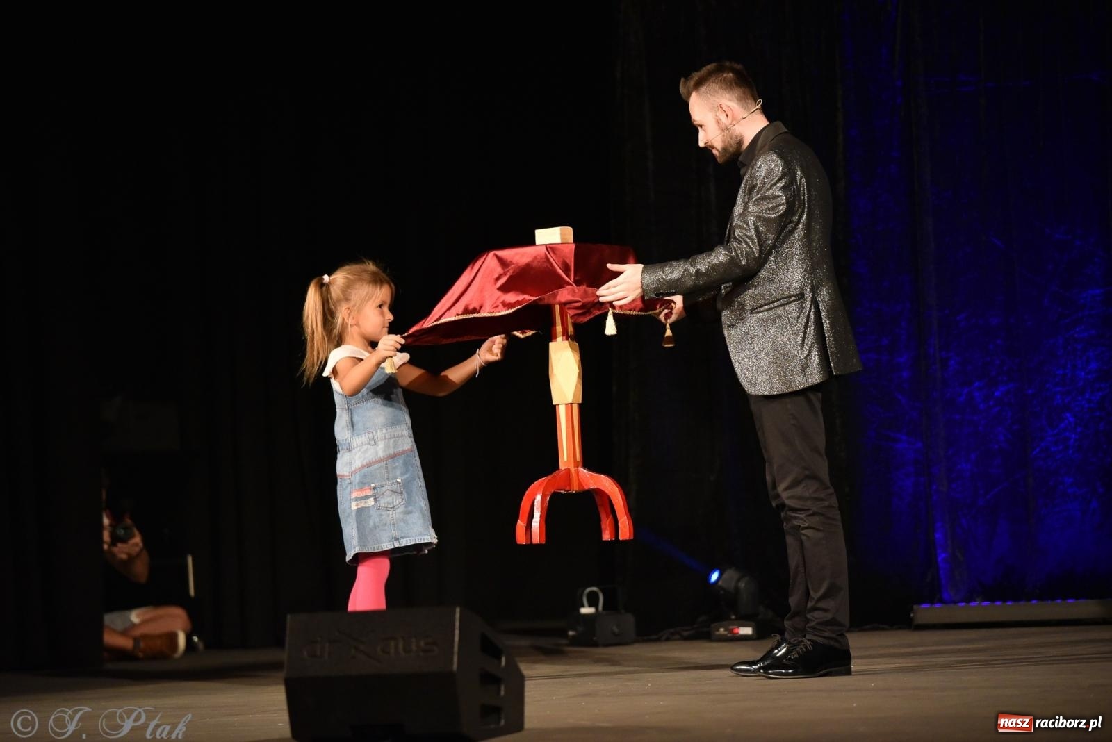 Zdjęcie w galerii na portalu naszraciborz.pl: Adrian Mitoraj wypełnił Strzechę. Raciborzanie skosztowali iluzji wiadomości z regionu