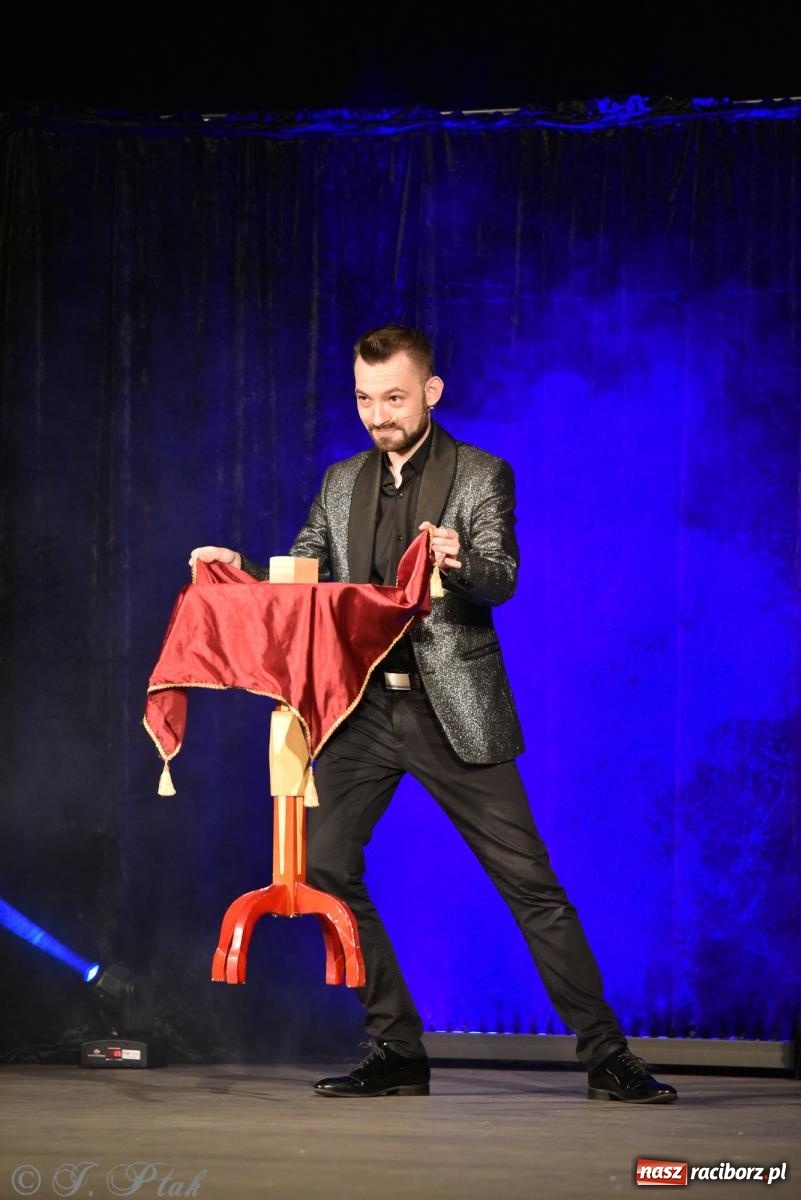 Zdjęcie w galerii na portalu naszraciborz.pl: Adrian Mitoraj wypełnił Strzechę. Raciborzanie skosztowali iluzji wiadomości z regionu