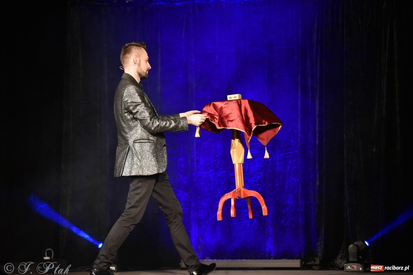 Zdjęcie w galerii na portalu naszraciborz.pl: Adrian Mitoraj wypełnił Strzechę. Raciborzanie skosztowali iluzji wiadomości z regionu