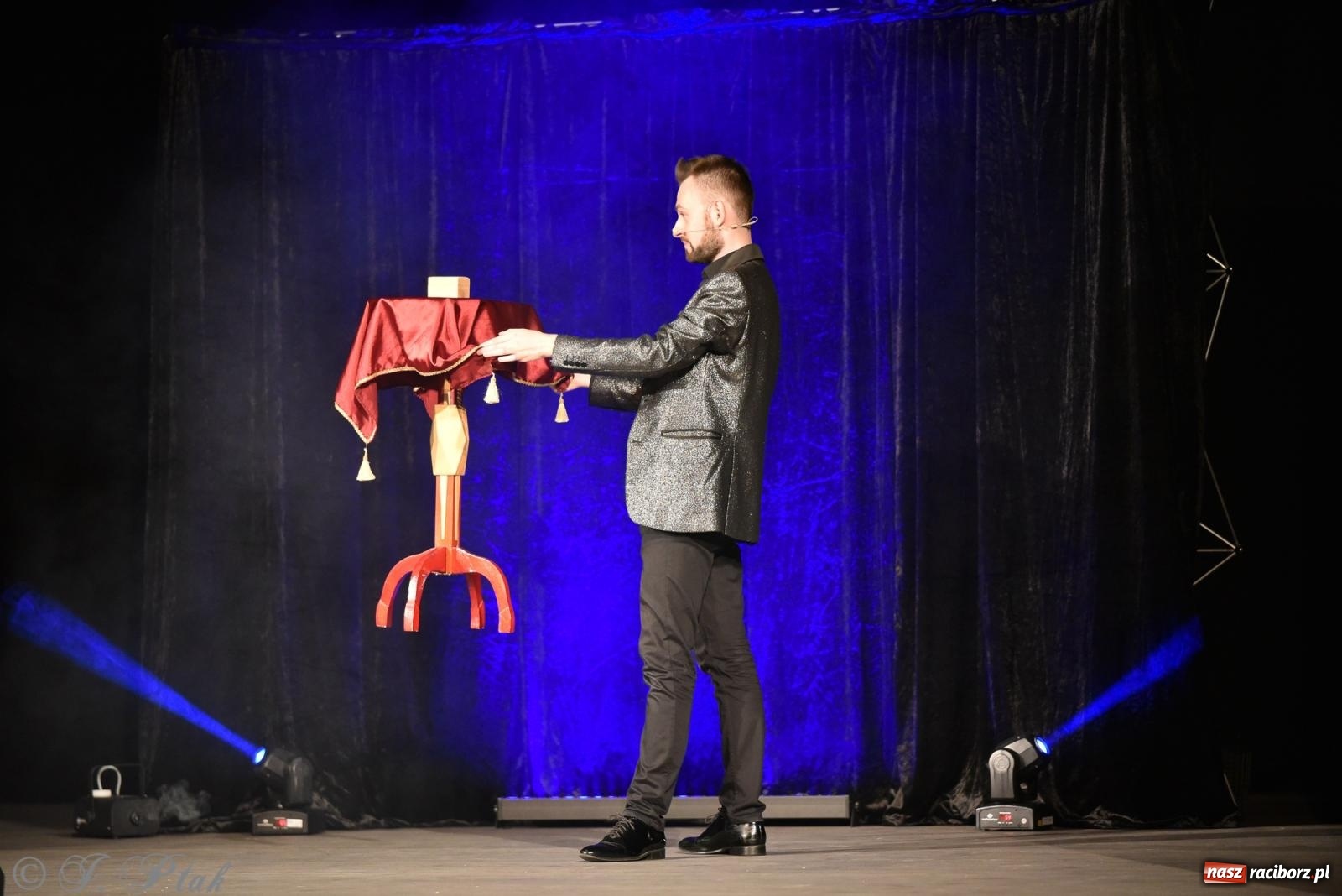 Zdjęcie w galerii na portalu naszraciborz.pl: Adrian Mitoraj wypełnił Strzechę. Raciborzanie skosztowali iluzji wiadomości z regionu