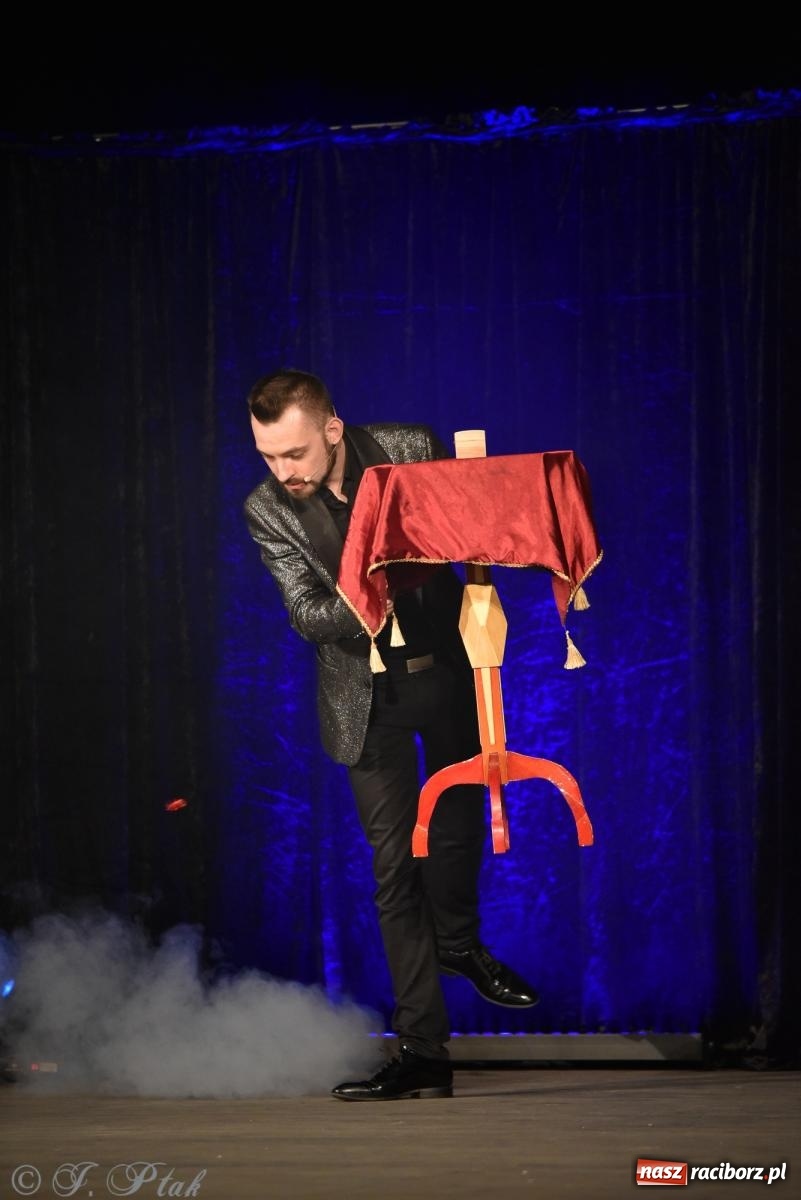 Zdjęcie w galerii na portalu naszraciborz.pl: Adrian Mitoraj wypełnił Strzechę. Raciborzanie skosztowali iluzji wiadomości z regionu