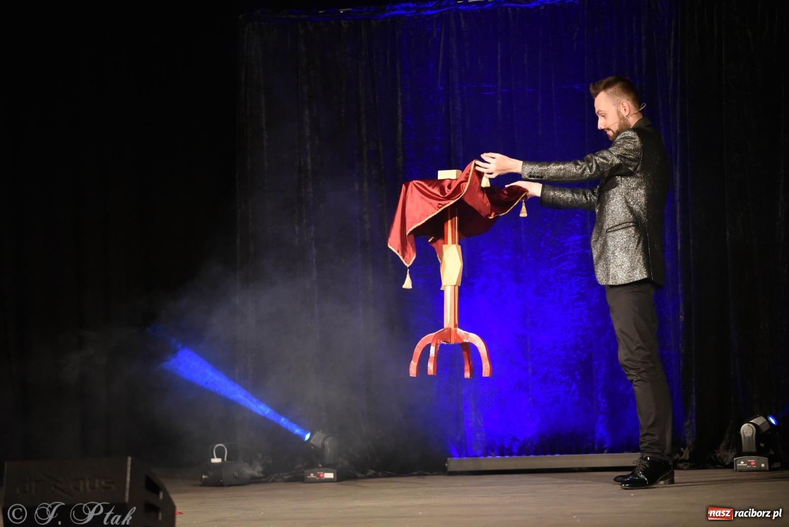 Zdjęcie w galerii na portalu naszraciborz.pl: Adrian Mitoraj wypełnił Strzechę. Raciborzanie skosztowali iluzji wiadomości z regionu