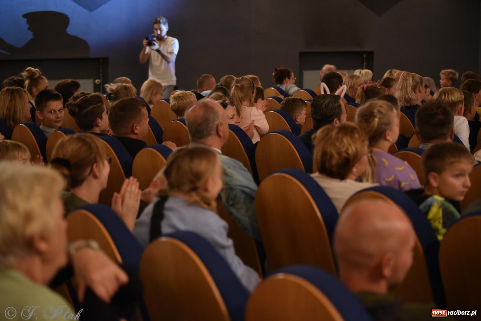 Zdjęcie w galerii na portalu naszraciborz.pl: Adrian Mitoraj wypełnił Strzechę. Raciborzanie skosztowali iluzji wiadomości z regionu