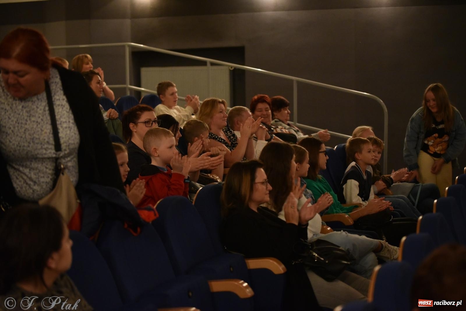 Zdjęcie w galerii na portalu naszraciborz.pl: Adrian Mitoraj wypełnił Strzechę. Raciborzanie skosztowali iluzji wiadomości z regionu