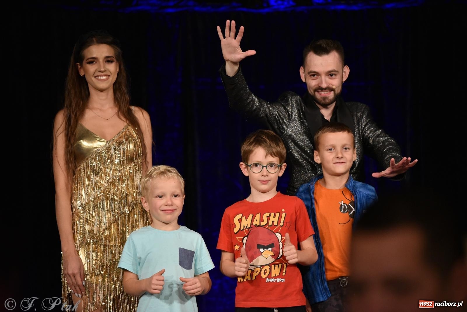 Zdjęcie w galerii na portalu naszraciborz.pl: Adrian Mitoraj wypełnił Strzechę. Raciborzanie skosztowali iluzji wiadomości z regionu