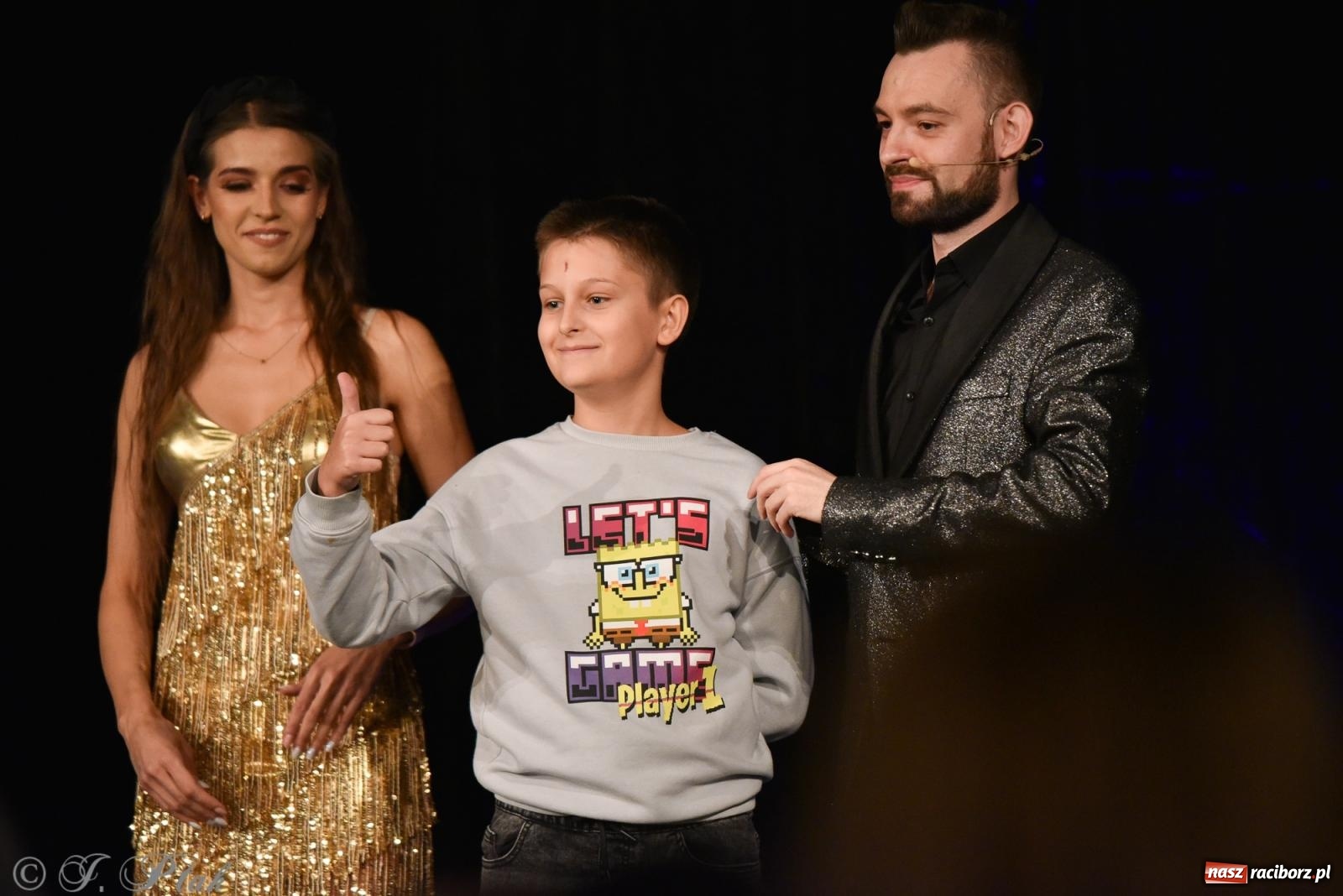 Zdjęcie w galerii na portalu naszraciborz.pl: Adrian Mitoraj wypełnił Strzechę. Raciborzanie skosztowali iluzji wiadomości z regionu