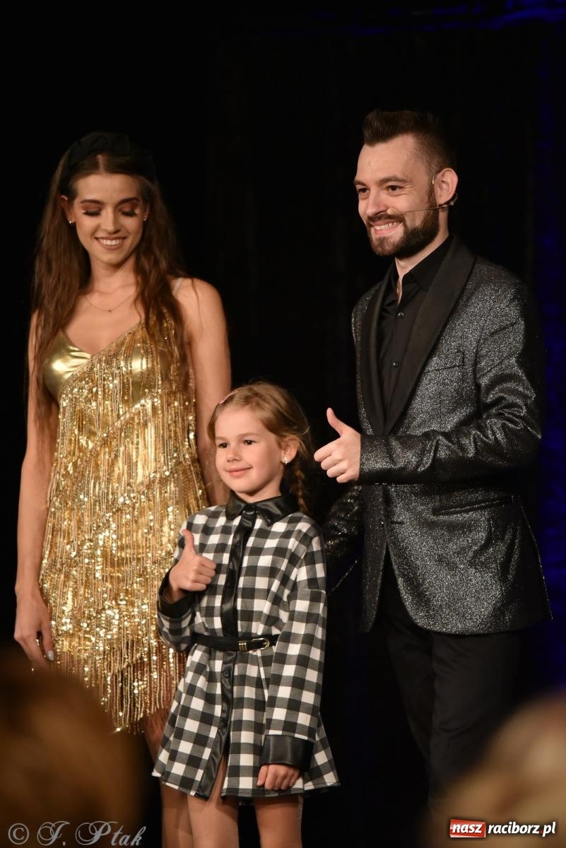 Zdjęcie w galerii na portalu naszraciborz.pl: Adrian Mitoraj wypełnił Strzechę. Raciborzanie skosztowali iluzji wiadomości z regionu