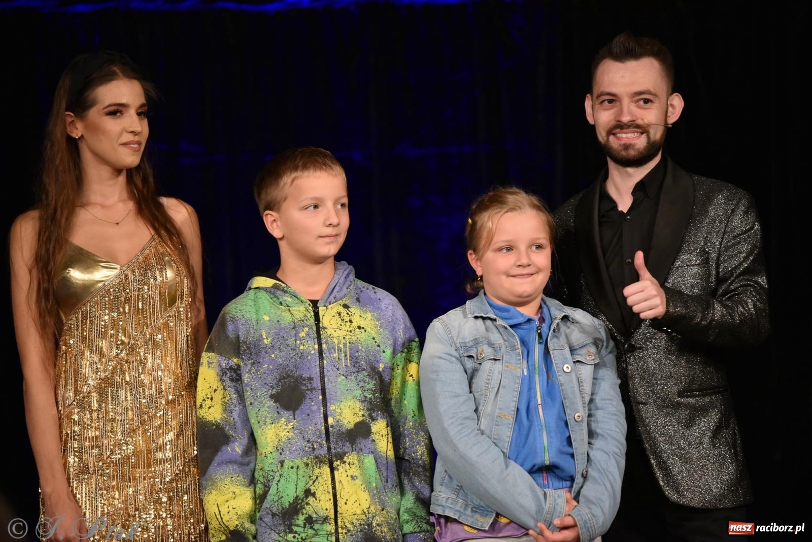 Zdjęcie w galerii na portalu naszraciborz.pl: Adrian Mitoraj wypełnił Strzechę. Raciborzanie skosztowali iluzji wiadomości z regionu