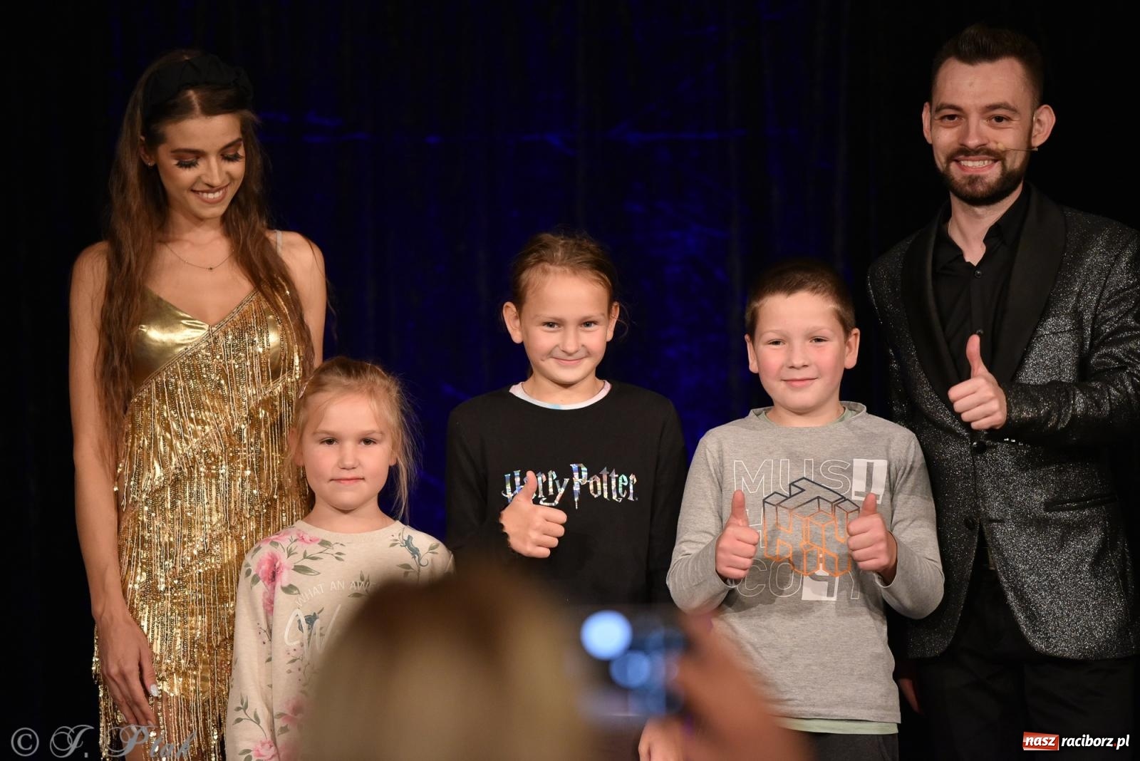 Zdjęcie w galerii na portalu naszraciborz.pl: Adrian Mitoraj wypełnił Strzechę. Raciborzanie skosztowali iluzji wiadomości z regionu