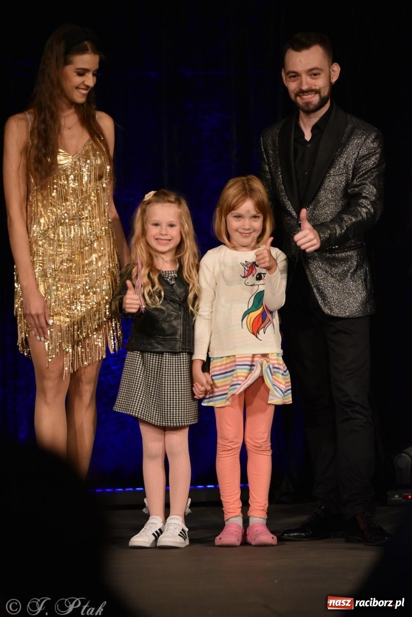 Zdjęcie w galerii na portalu naszraciborz.pl: Adrian Mitoraj wypełnił Strzechę. Raciborzanie skosztowali iluzji wiadomości z regionu