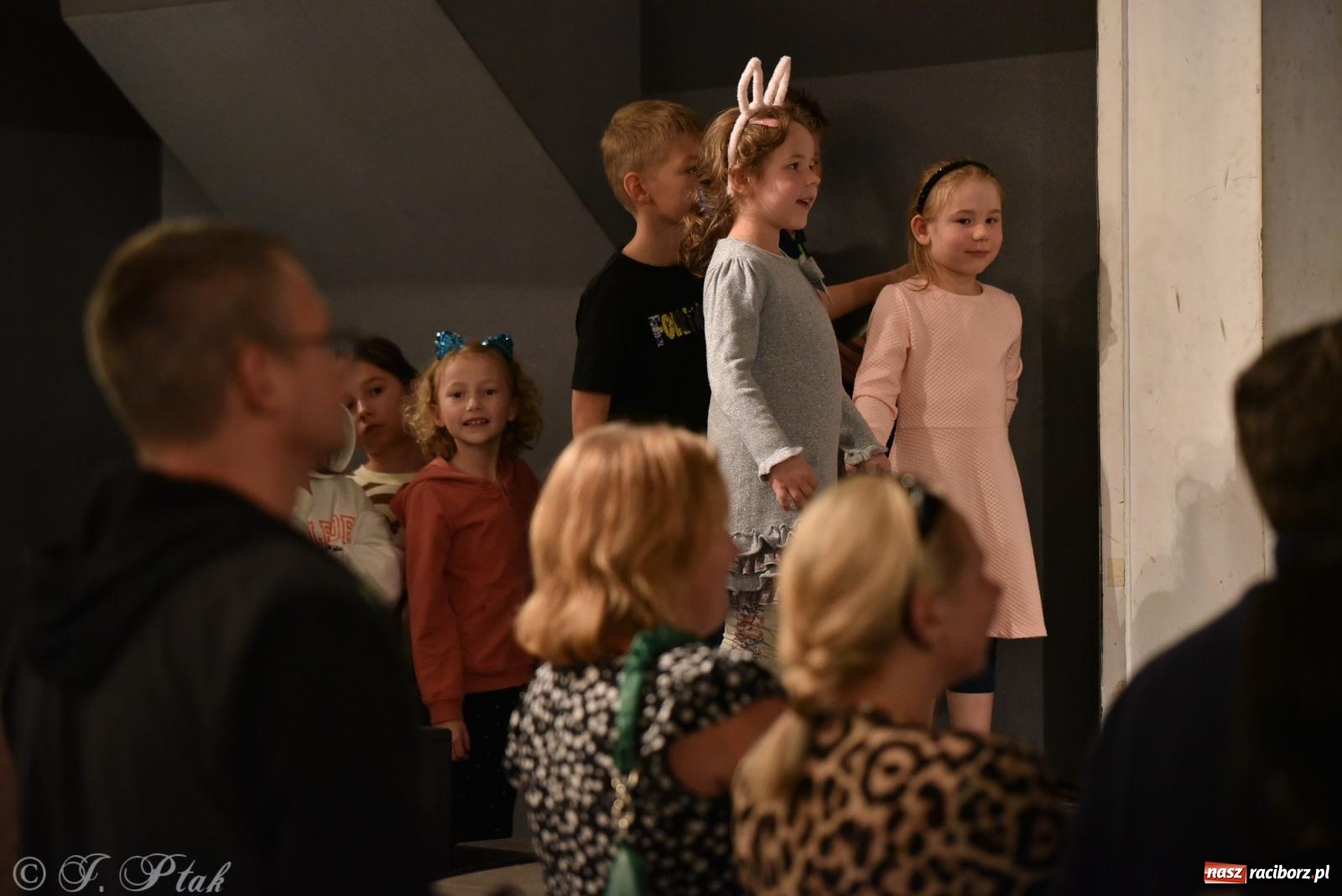 Zdjęcie w galerii na portalu naszraciborz.pl: Adrian Mitoraj wypełnił Strzechę. Raciborzanie skosztowali iluzji wiadomości z regionu