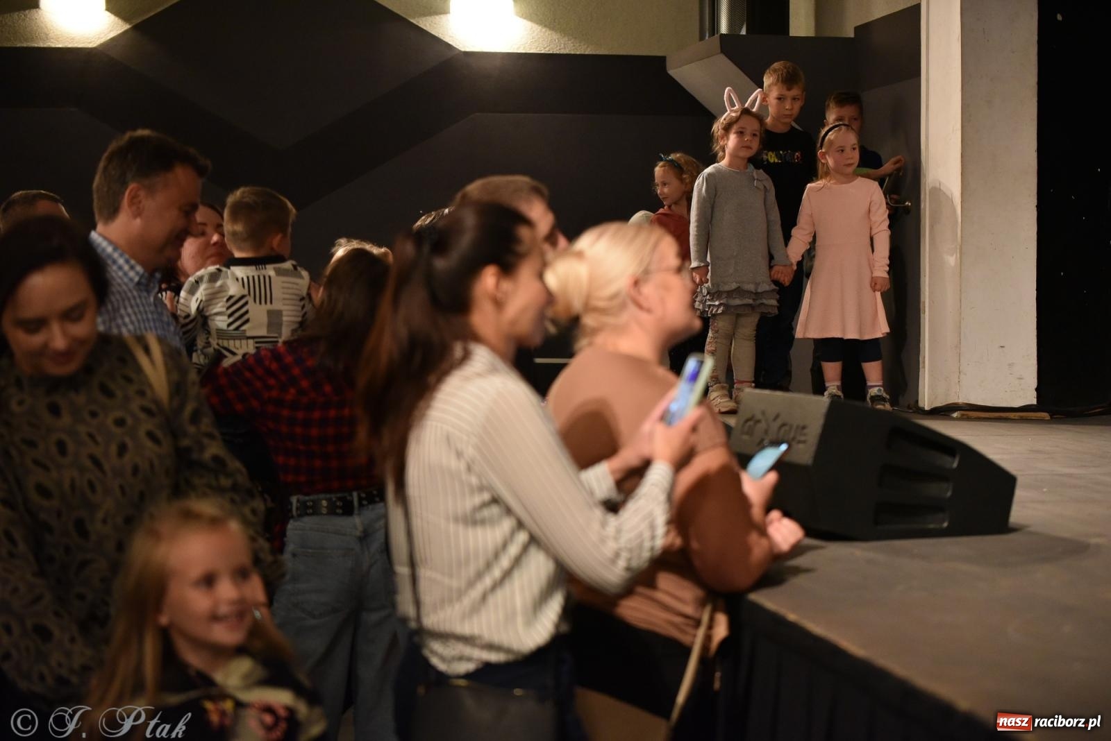 Zdjęcie w galerii na portalu naszraciborz.pl: Adrian Mitoraj wypełnił Strzechę. Raciborzanie skosztowali iluzji wiadomości z regionu