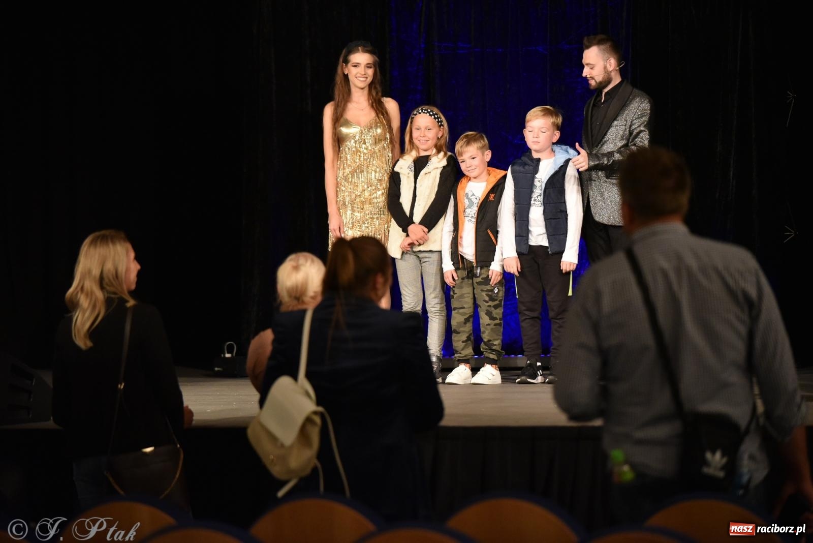 Zdjęcie w galerii na portalu naszraciborz.pl: Adrian Mitoraj wypełnił Strzechę. Raciborzanie skosztowali iluzji wiadomości z regionu