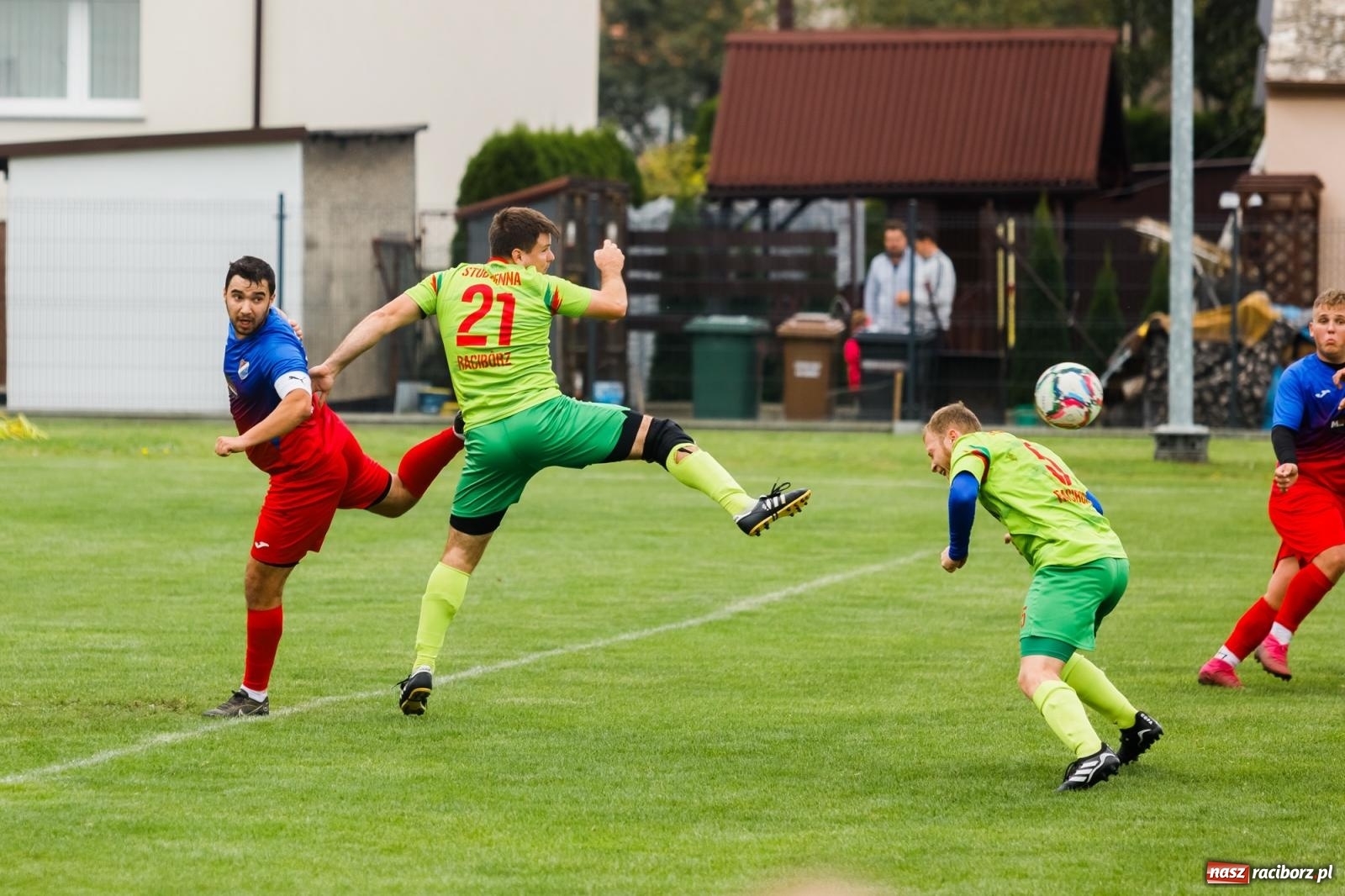 Zdjęcie w galerii na portalu naszraciborz.pl: Kolejarz z Chałupek rozjechał Studzienną [FOTO] wiadomości z regionu