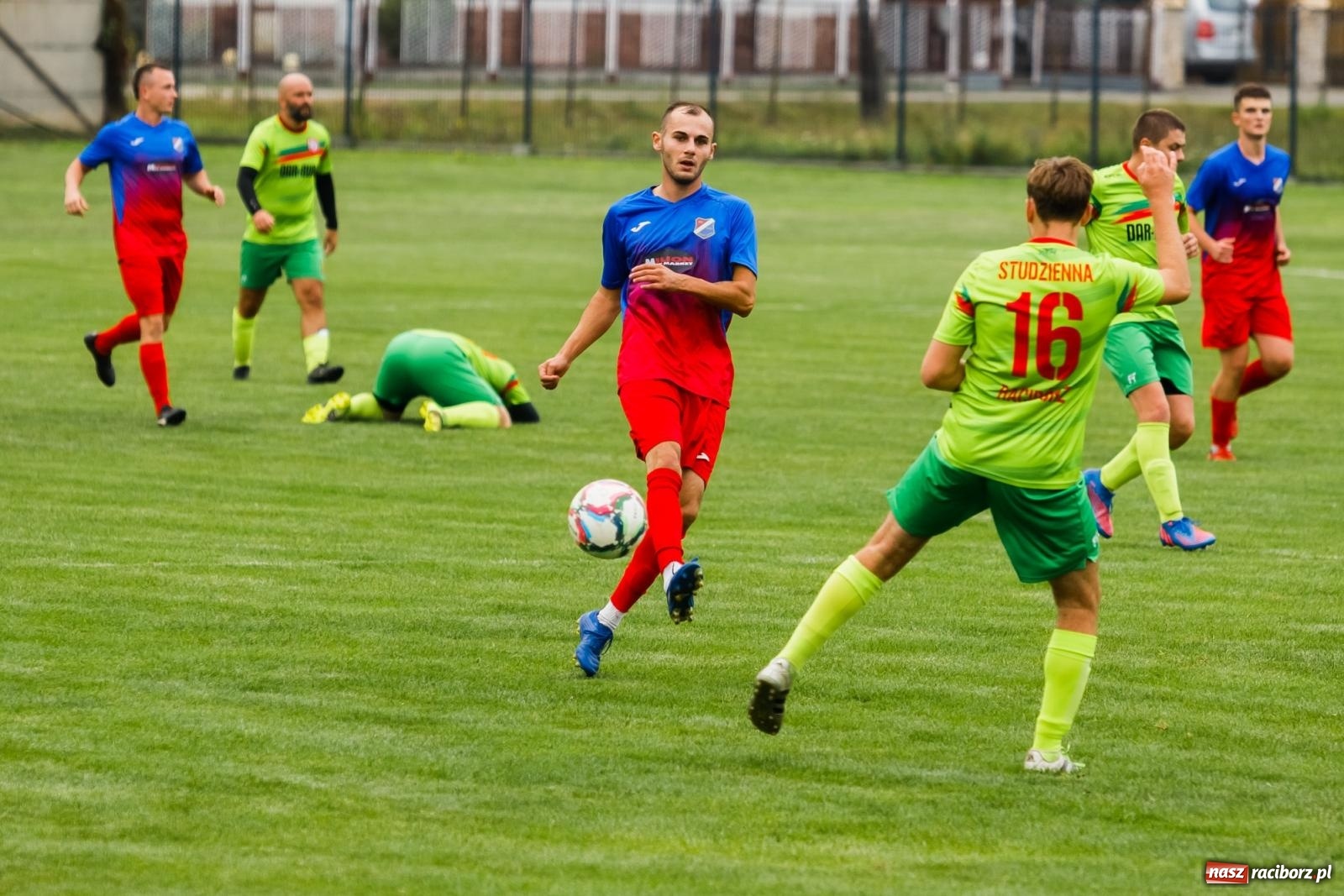 Zdjęcie w galerii na portalu naszraciborz.pl: Kolejarz z Chałupek rozjechał Studzienną [FOTO] wiadomości z regionu