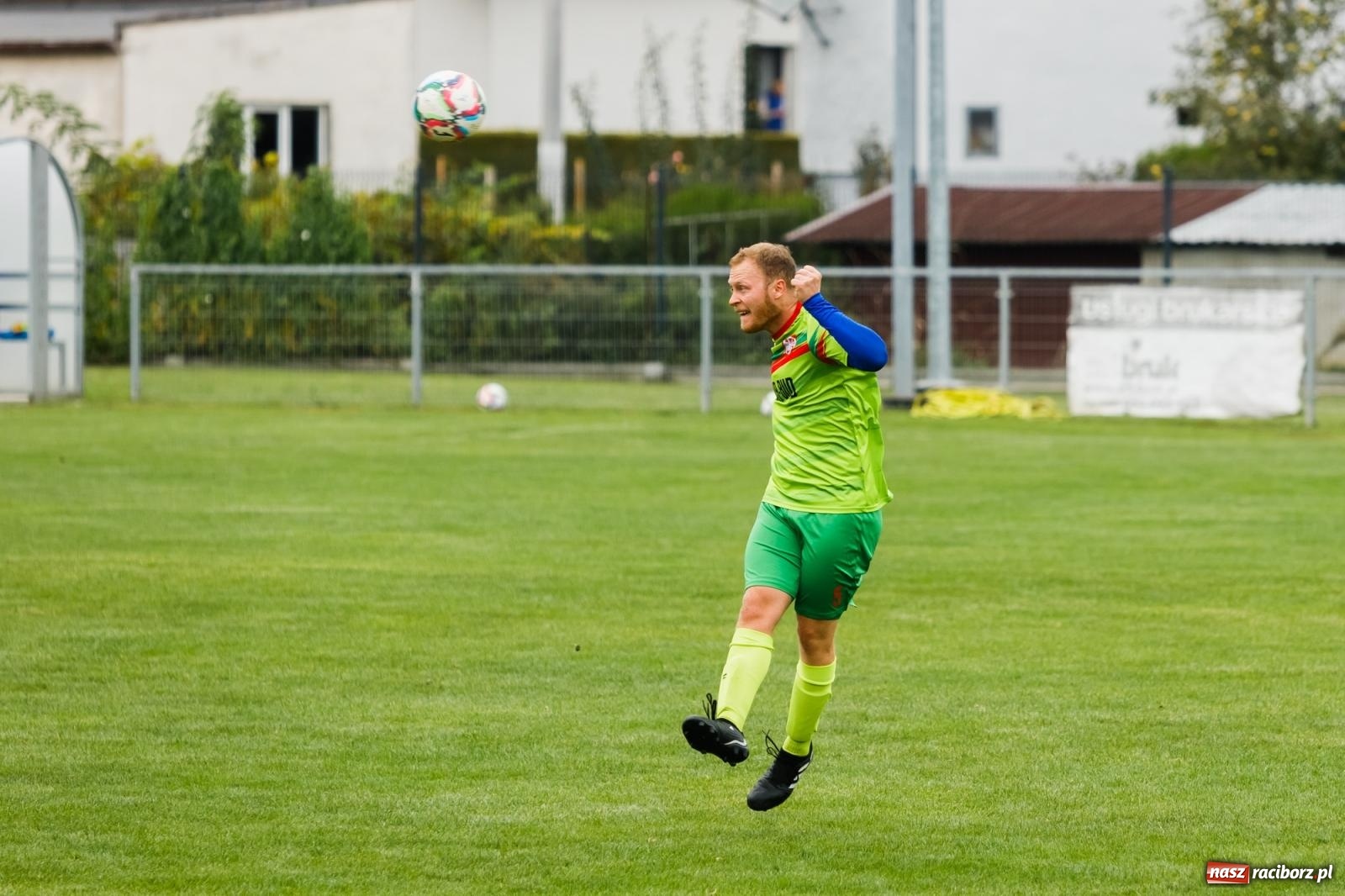 Zdjęcie w galerii na portalu naszraciborz.pl: Kolejarz z Chałupek rozjechał Studzienną [FOTO] wiadomości z regionu