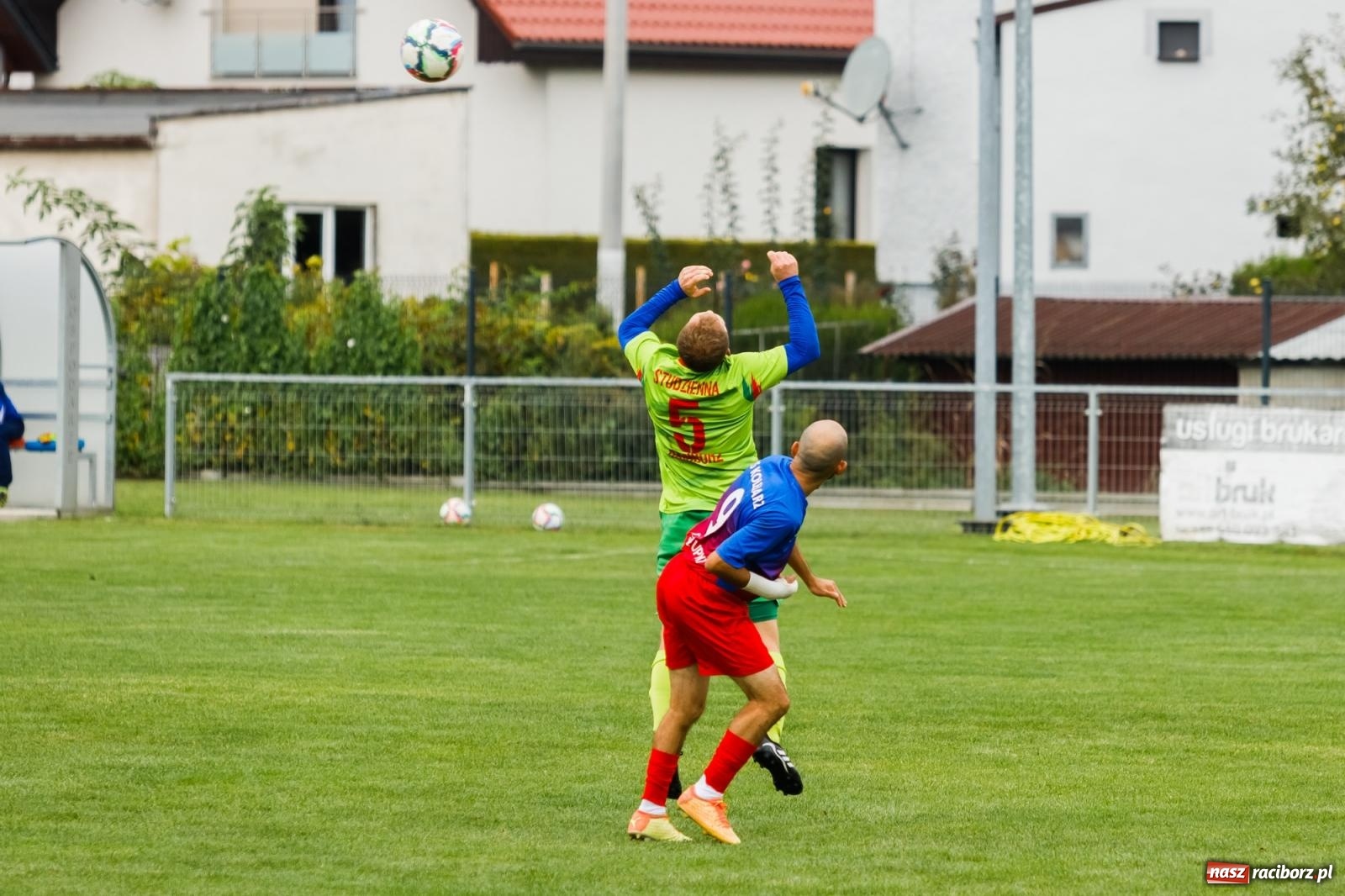 Zdjęcie w galerii na portalu naszraciborz.pl: Kolejarz z Chałupek rozjechał Studzienną [FOTO] wiadomości z regionu