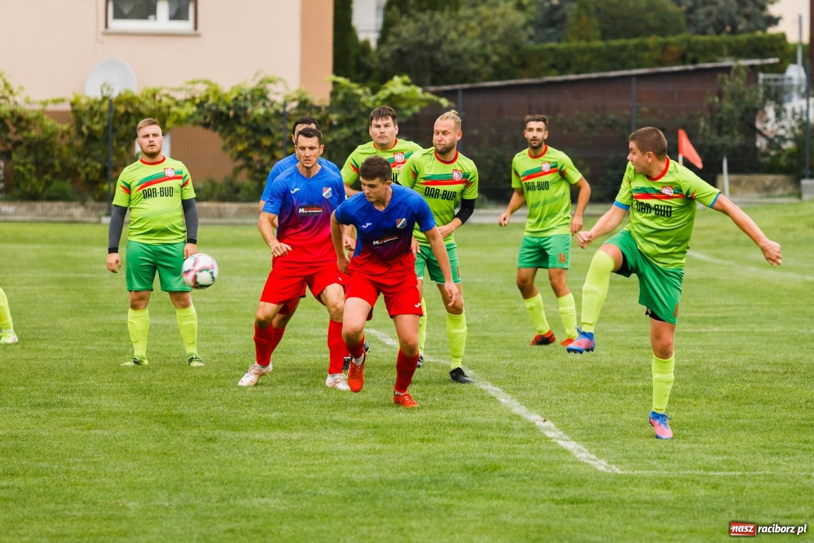 Zdjęcie w galerii na portalu naszraciborz.pl: Kolejarz z Chałupek rozjechał Studzienną [FOTO] wiadomości z regionu