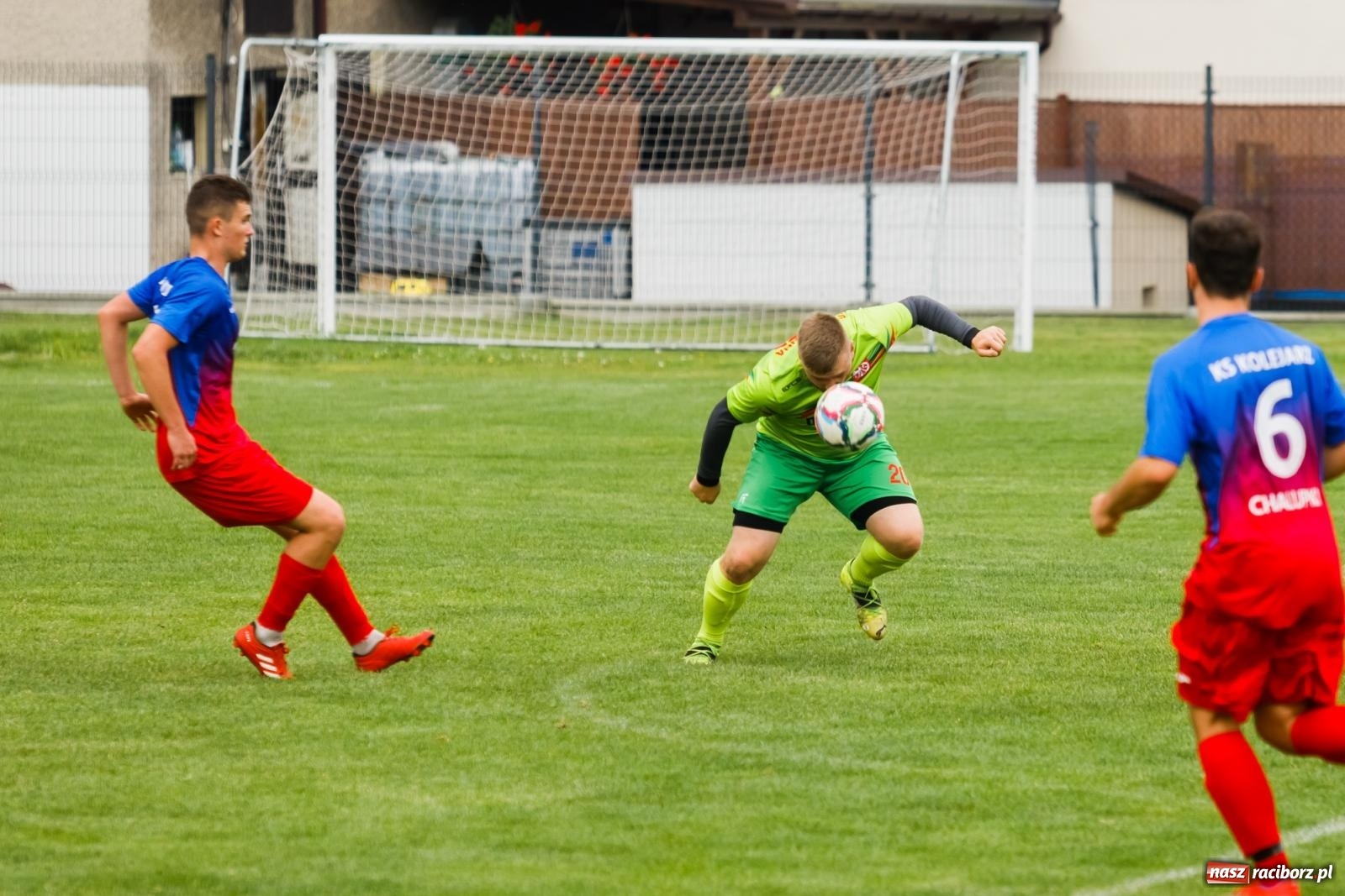 Zdjęcie w galerii na portalu naszraciborz.pl: Kolejarz z Chałupek rozjechał Studzienną [FOTO] wiadomości z regionu