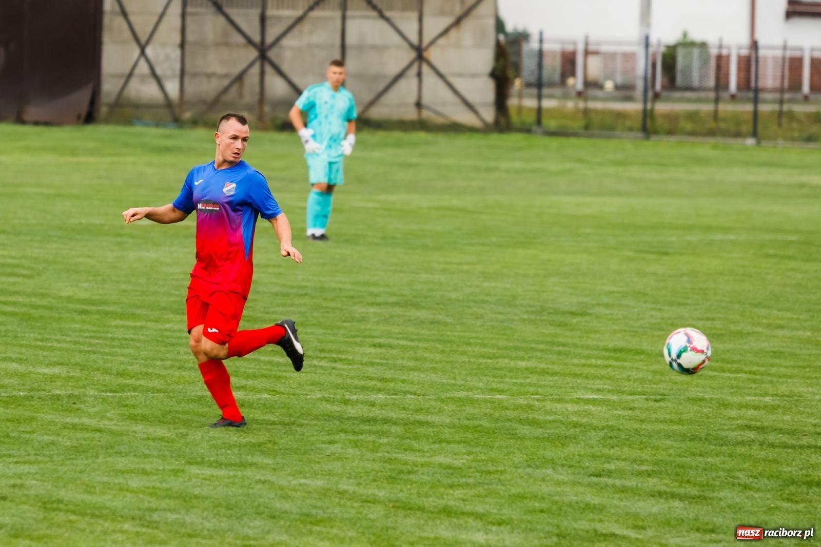 Zdjęcie w galerii na portalu naszraciborz.pl: Kolejarz z Chałupek rozjechał Studzienną [FOTO] wiadomości z regionu