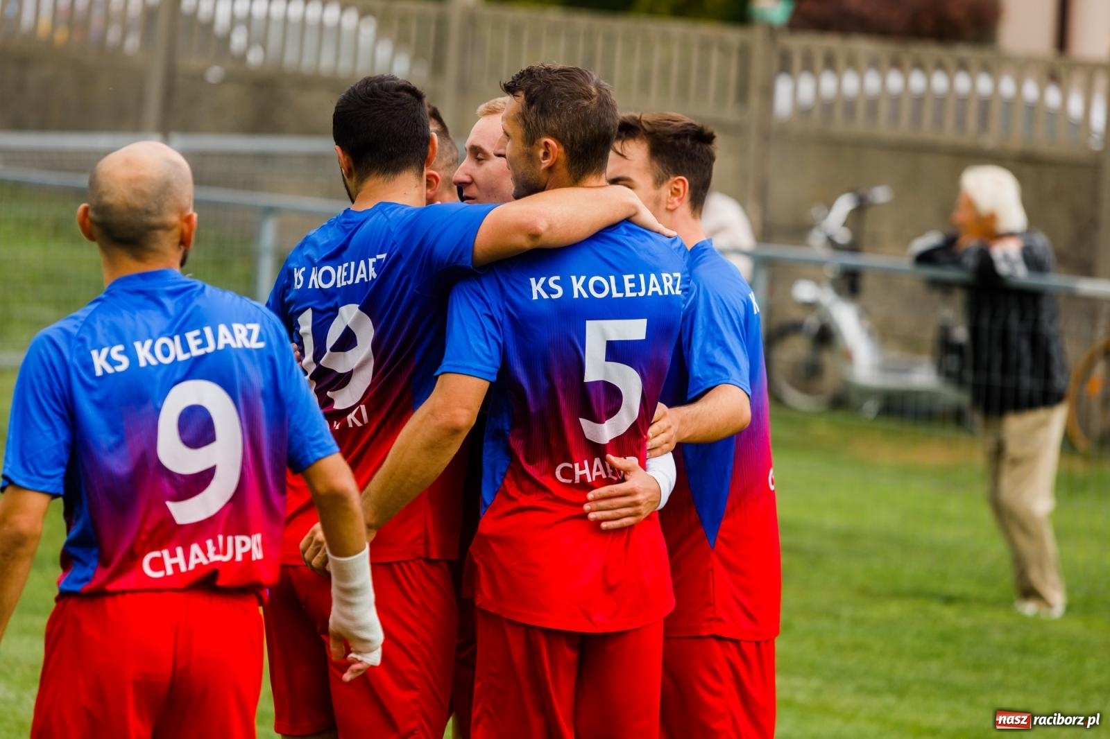 Zdjęcie w galerii na portalu naszraciborz.pl: Kolejarz z Chałupek rozjechał Studzienną [FOTO] wiadomości z regionu