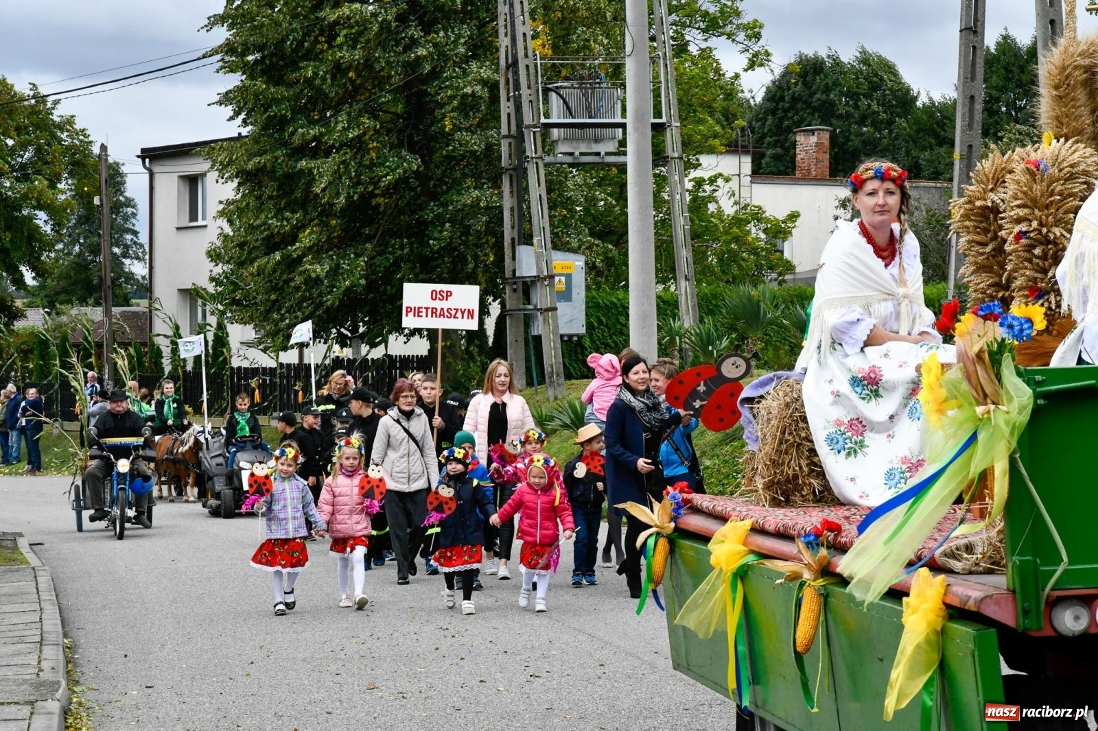 Zdjęcie w galerii na portalu naszraciborz.pl: Dożynki 2022. W Pietraszynie ton nadawali sportowcy, strażacy i rolnicy [FOTO i WIDEO] wiadomości z regionu