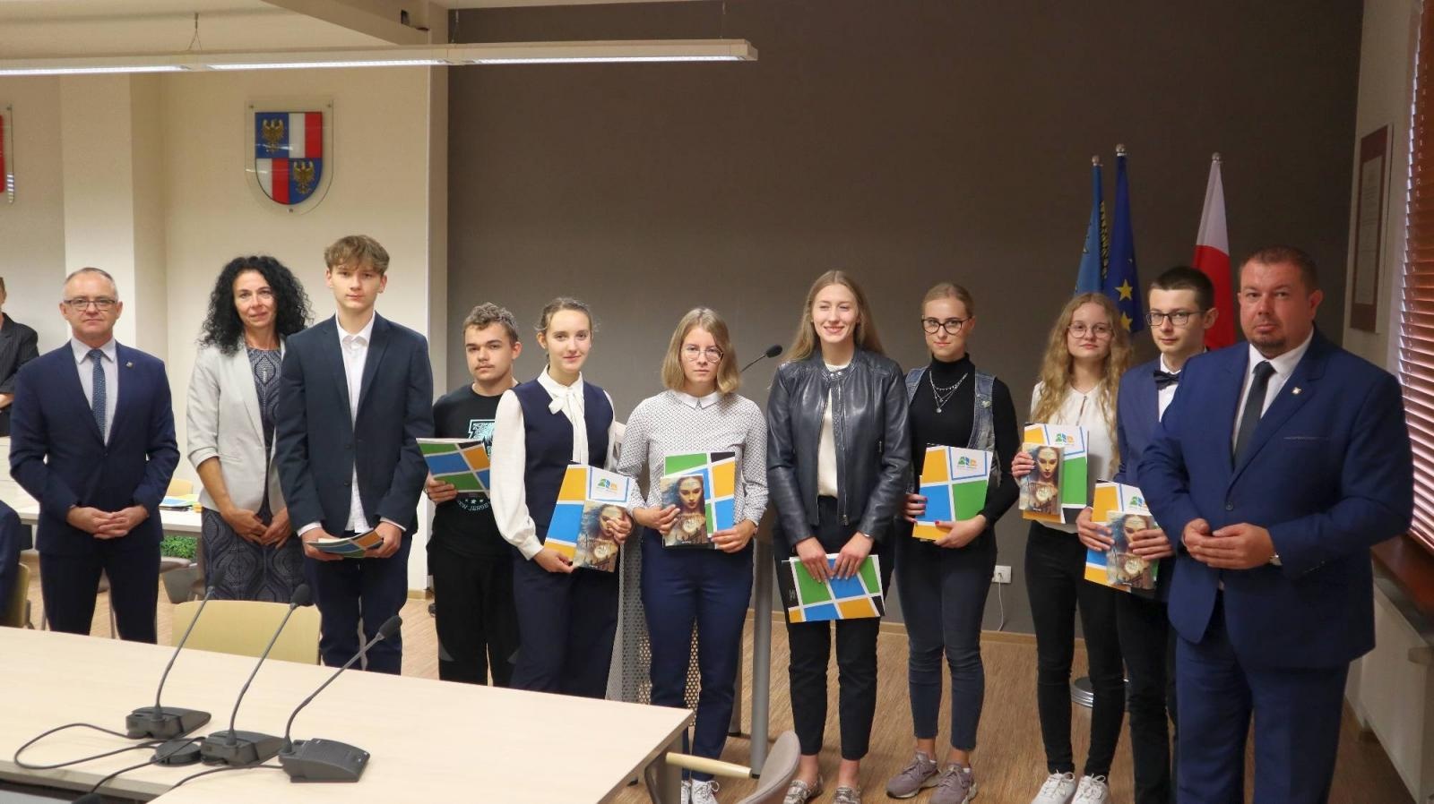 Zdjęcie w galerii na portalu naszraciborz.pl: Starosta wręczył nagrody uczestnikom olimpiad i konkursów wiadomości z regionu