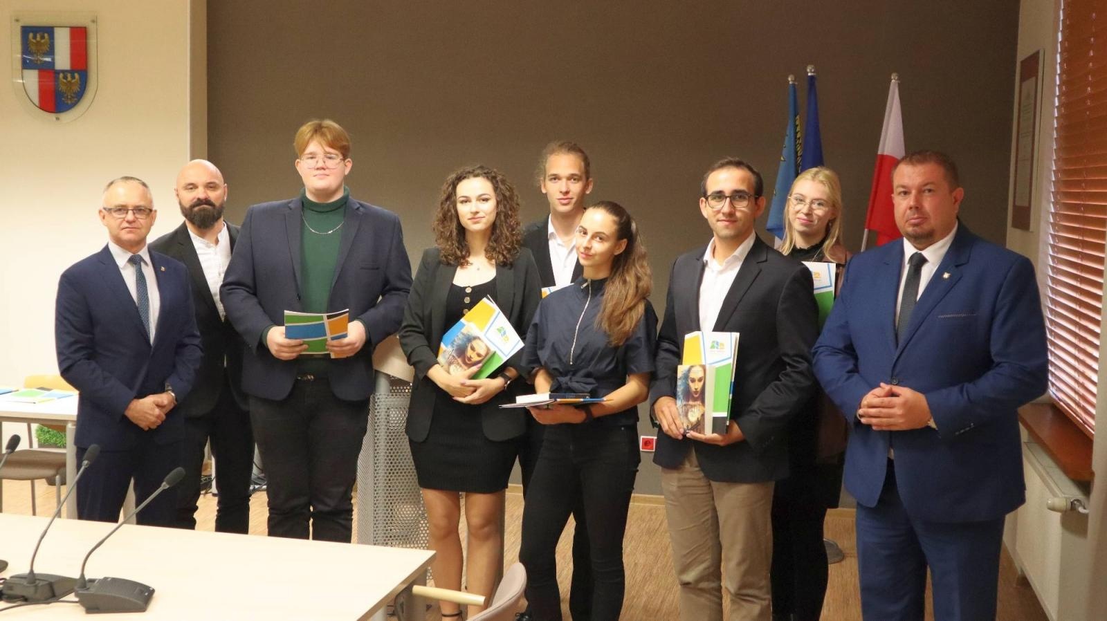 Zdjęcie w galerii na portalu naszraciborz.pl: Starosta wręczył nagrody uczestnikom olimpiad i konkursów wiadomości z regionu