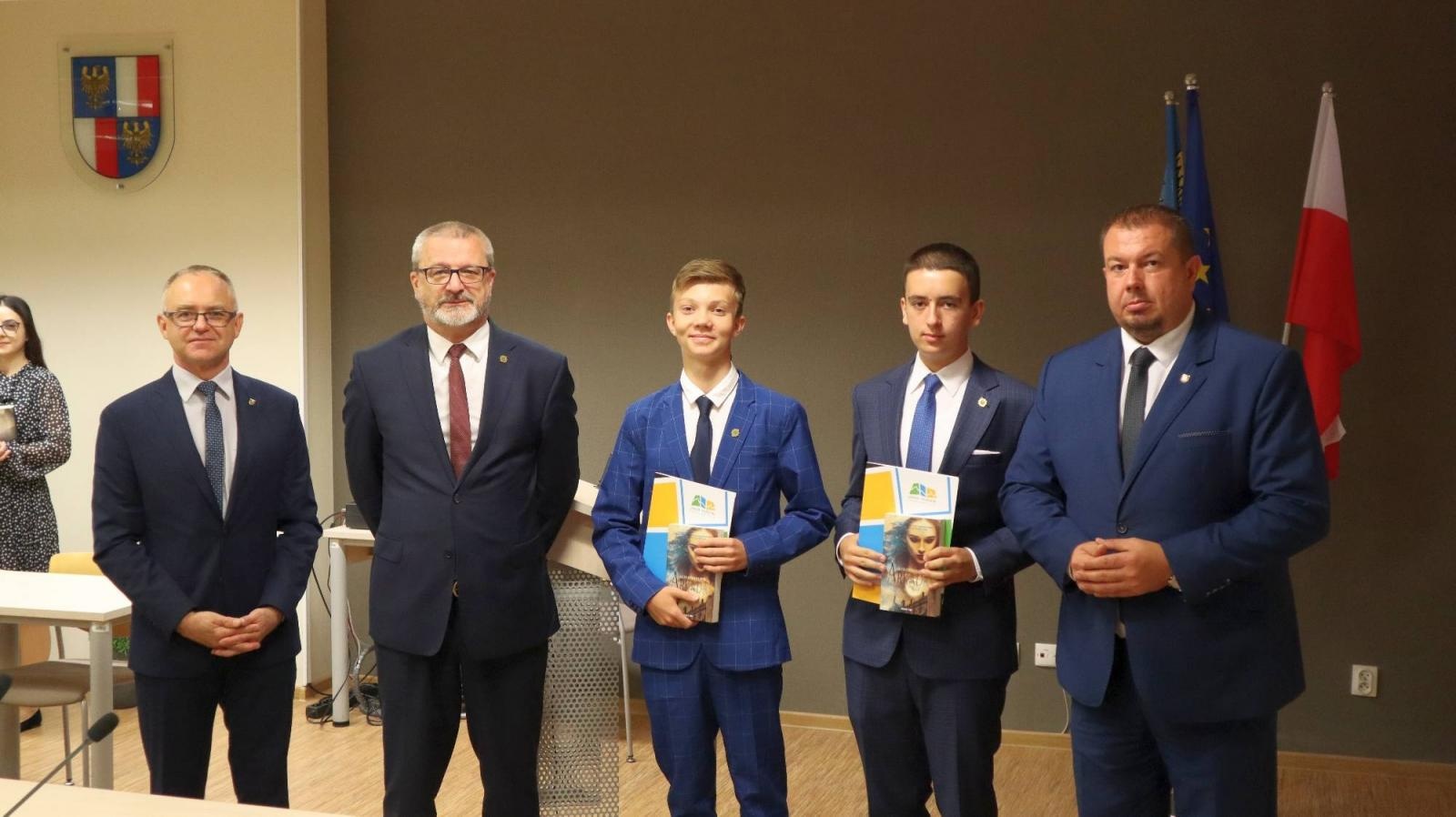 Zdjęcie w galerii na portalu naszraciborz.pl: Starosta wręczył nagrody uczestnikom olimpiad i konkursów wiadomości z regionu